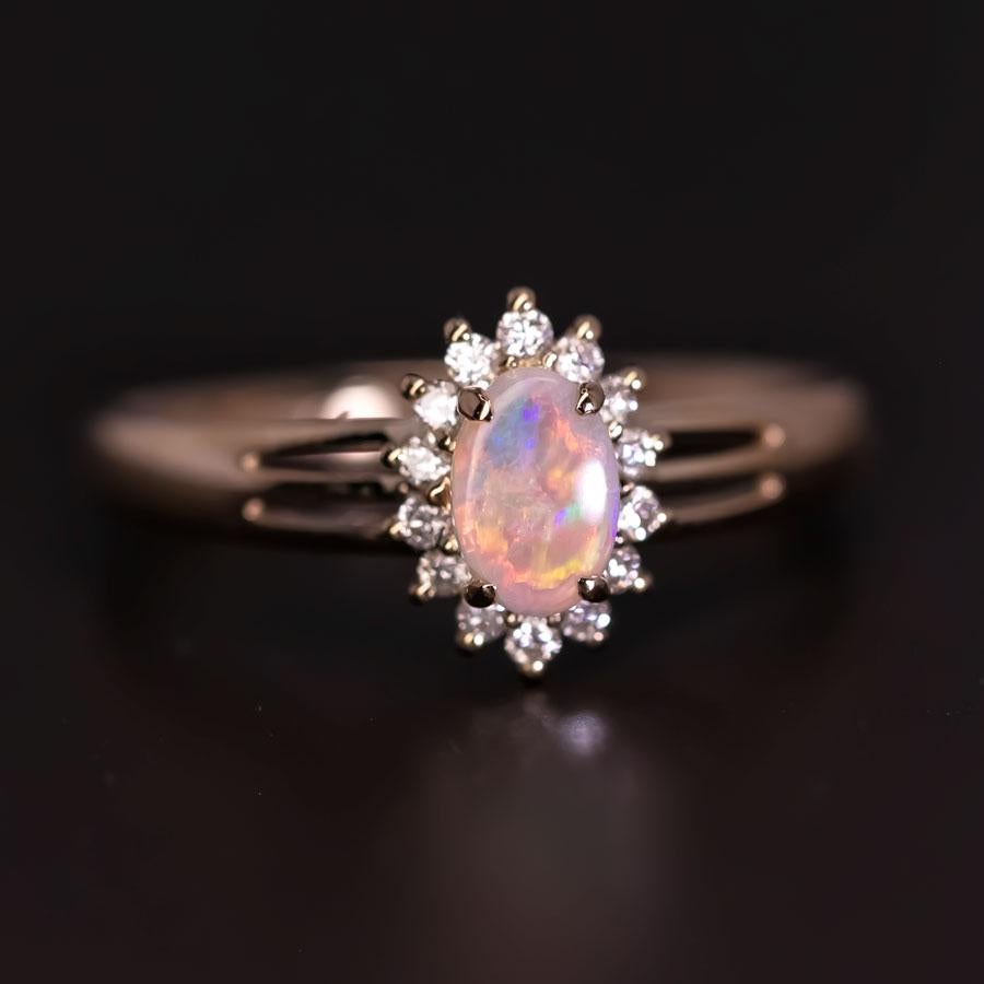 Taille ovale Bague de fiançailles en or jaune 14K avec diamant et opale australienne de forme ovale en vente