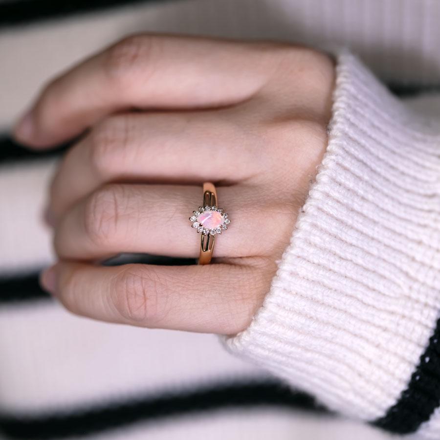 Bague de fiançailles en or jaune 14K avec diamant et opale australienne de forme ovale Unisexe en vente
