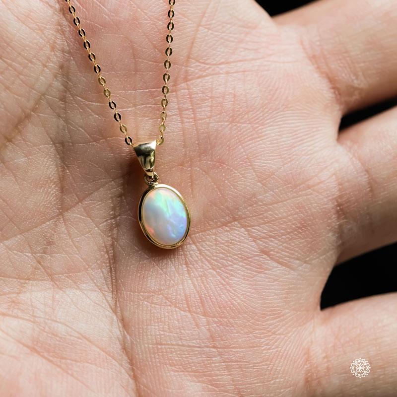 Ovaler australischer massiver Opal-Halskette in Form eines Ovals 18k Gelbgold (Ovalschliff) im Angebot