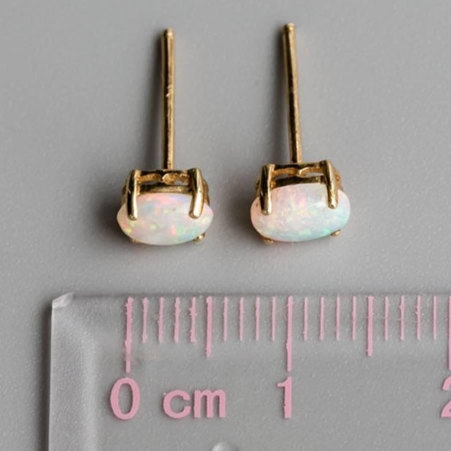 Taille ovale Boucles d'oreilles en or jaune 14K avec opale australienne massive de forme ovale en vente