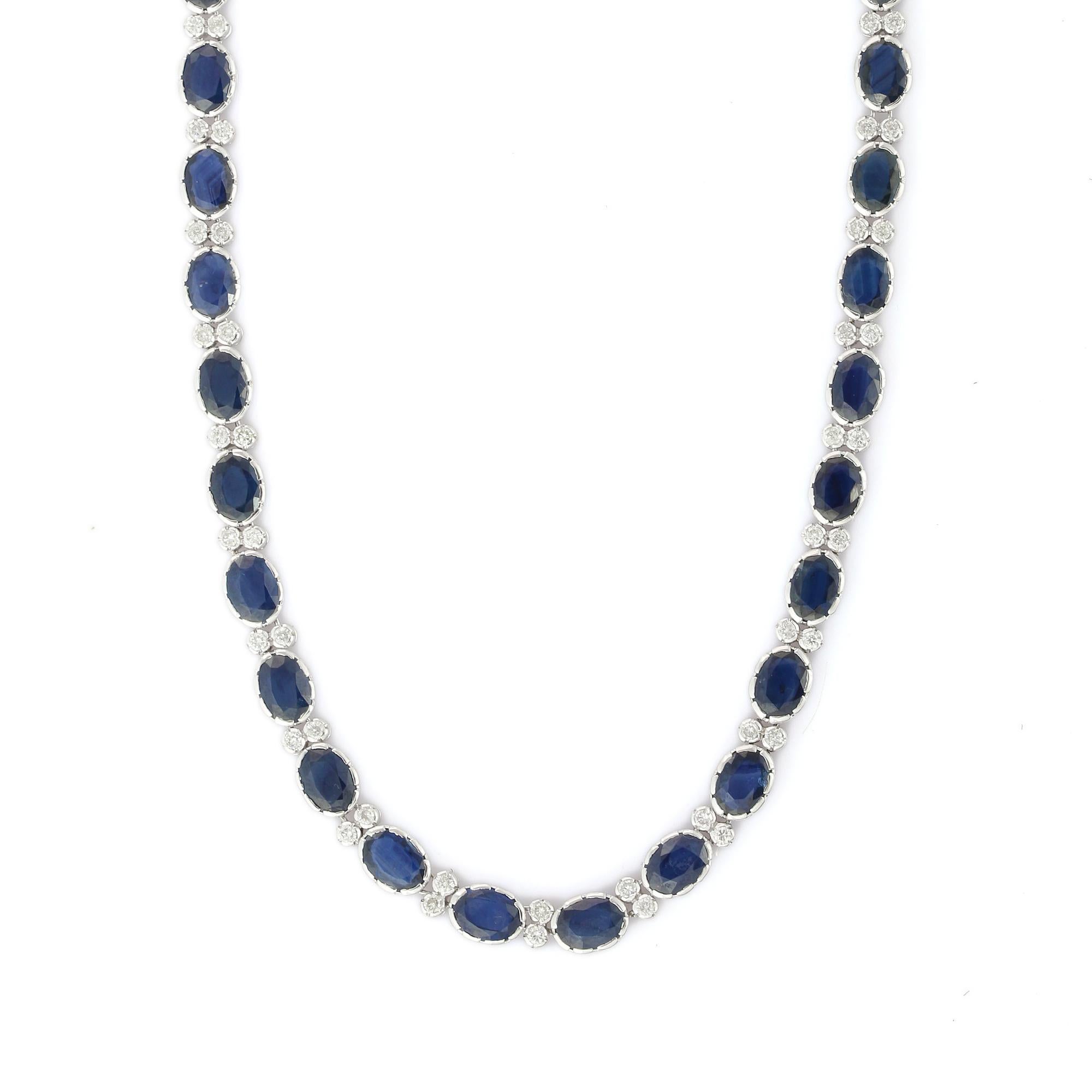 Moderne Collier de saphir bleu de forme ovale en or blanc 18 carats avec diamants en vente