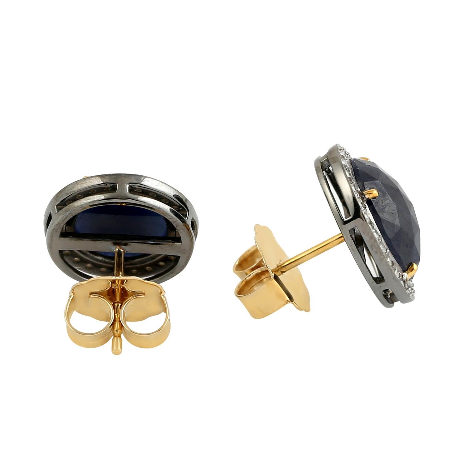 Taille mixte Boucles d'oreilles en saphir bleu de forme ovale avec diamants en or jaune 18k et argent en vente