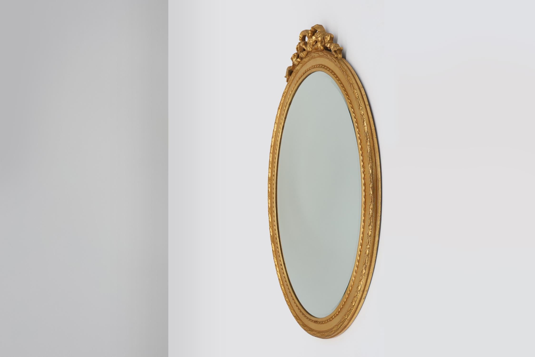 Oval shaped carved gilded Baroque mirror with beveled glass, Belgium In Good Condition For Sale In Meulebeke, BE