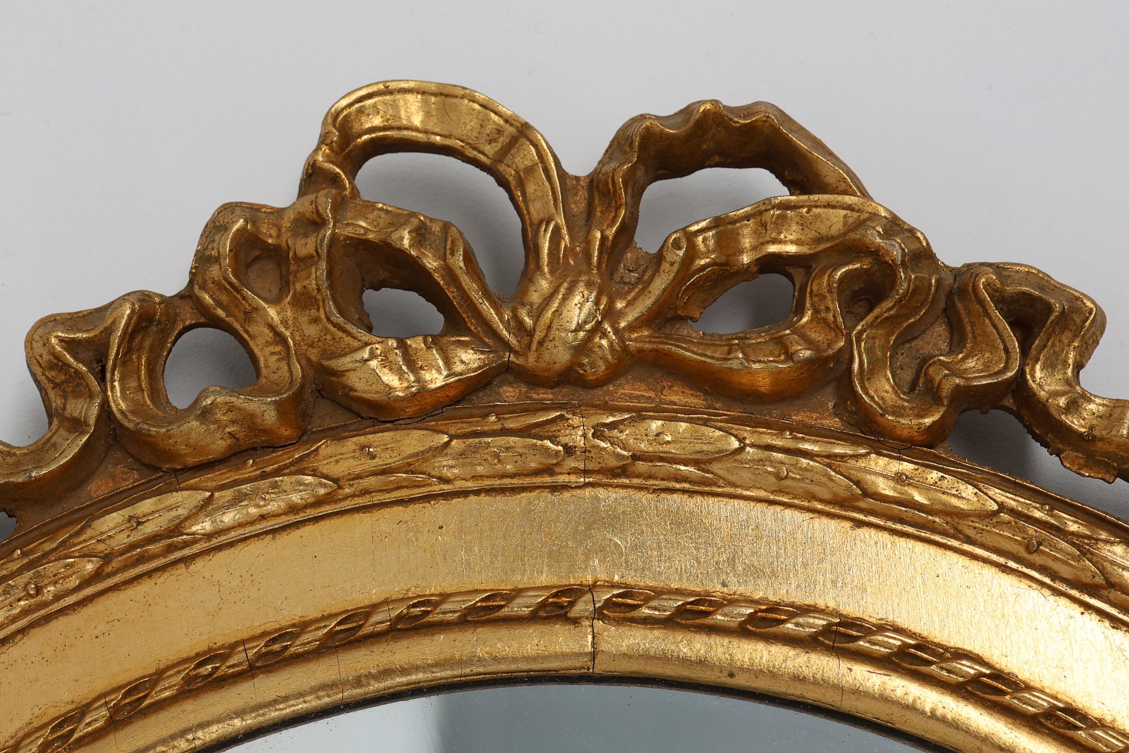 Oval shaped carved gilded Baroque mirror with beveled glass, Belgium For Sale 1