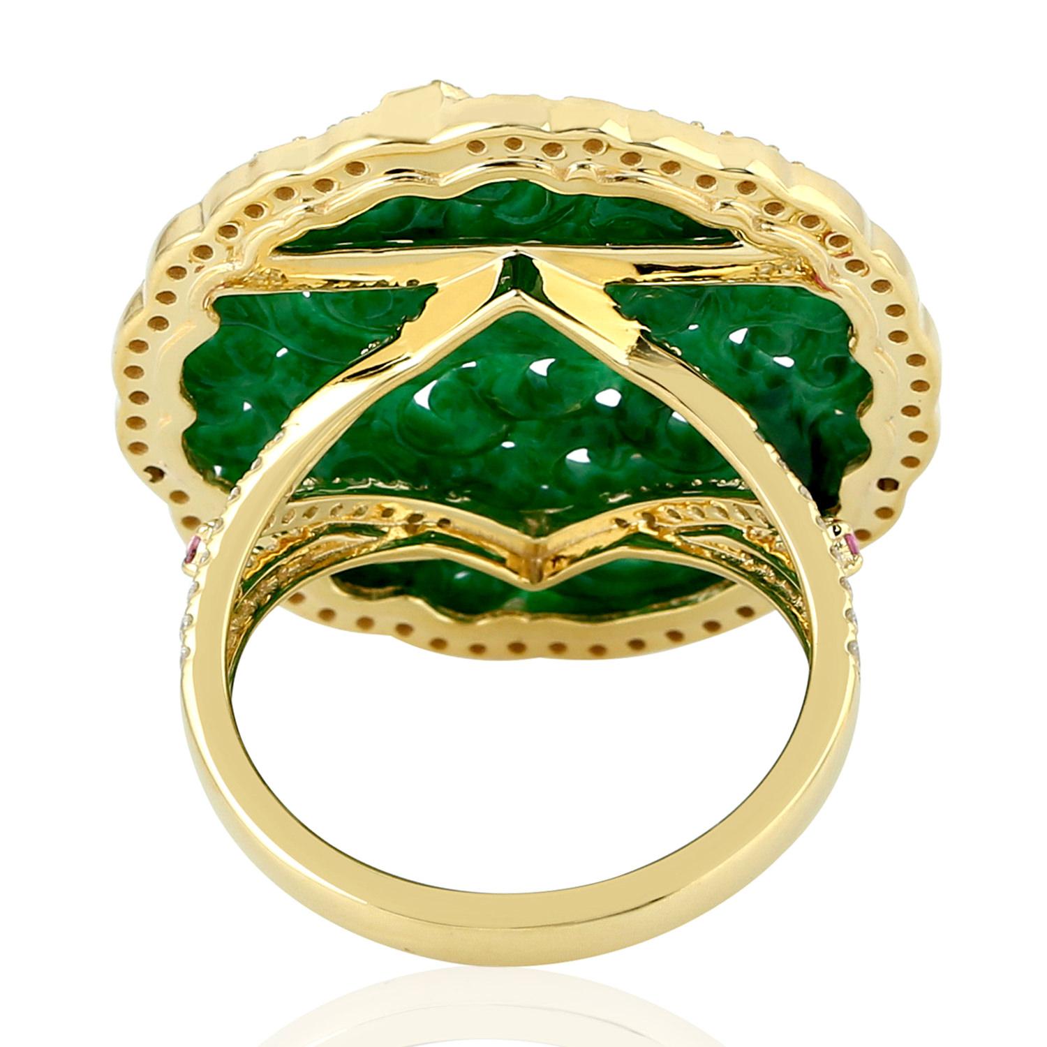 Art Deco Round Shaped Carved Green Jade Cocktail Ring With Butterfly in Pink Sapphire For Sale