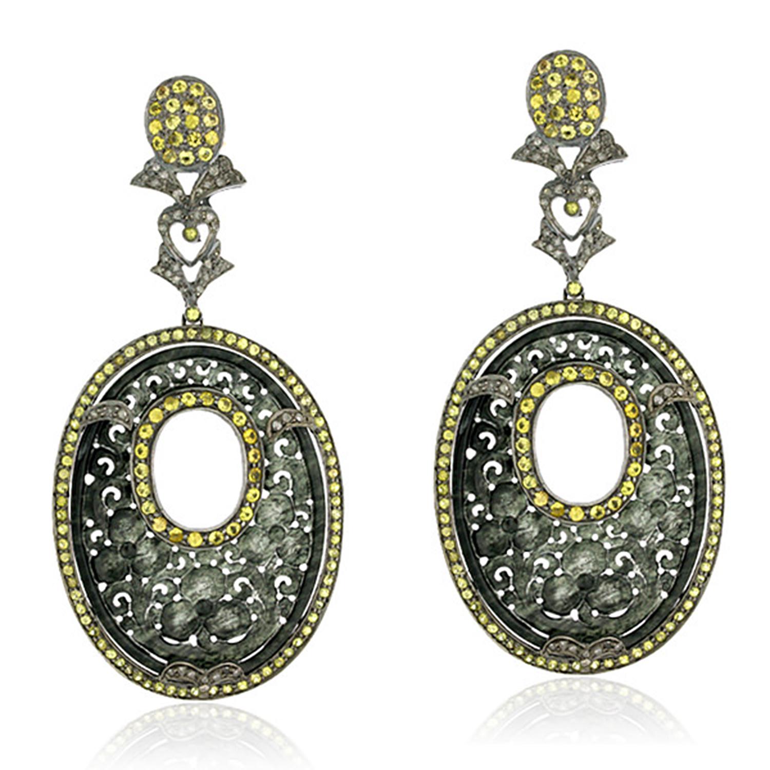 Taille mixte Pendants d'oreilles en jade sculpté de forme ovale avec saphirs et diamants en vente