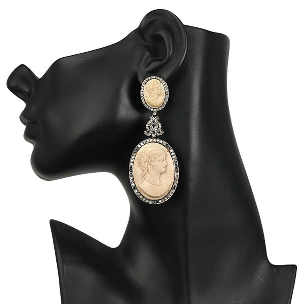 Art nouveau Boucles d'oreilles en or 18 carats avec quartz de lave sculpté de forme ovale, saphir bleu et diamants en vente