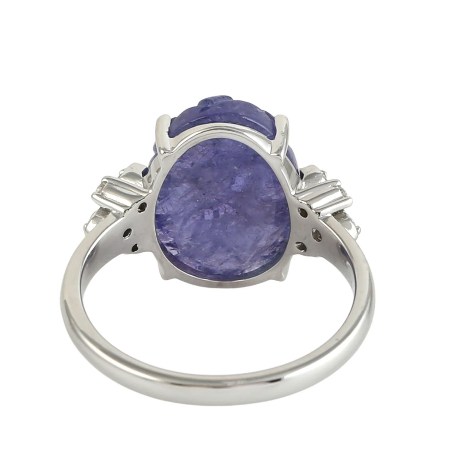 Ovaler geschnitzter Tansanit Ring mit Diamanten in 18k Weißgold (Gemischter Schliff) im Angebot