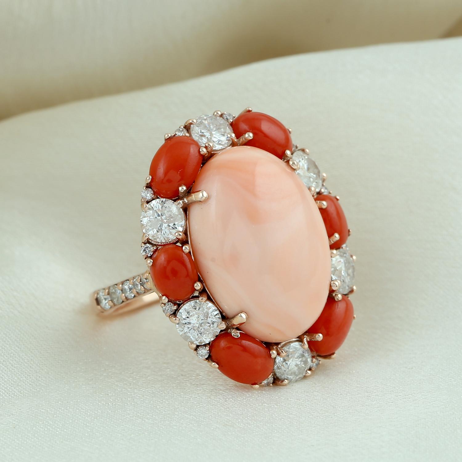 Oval Shaped Center Stone Coral Ring Accented With Orange Coral & Diamonds Art Decó en venta