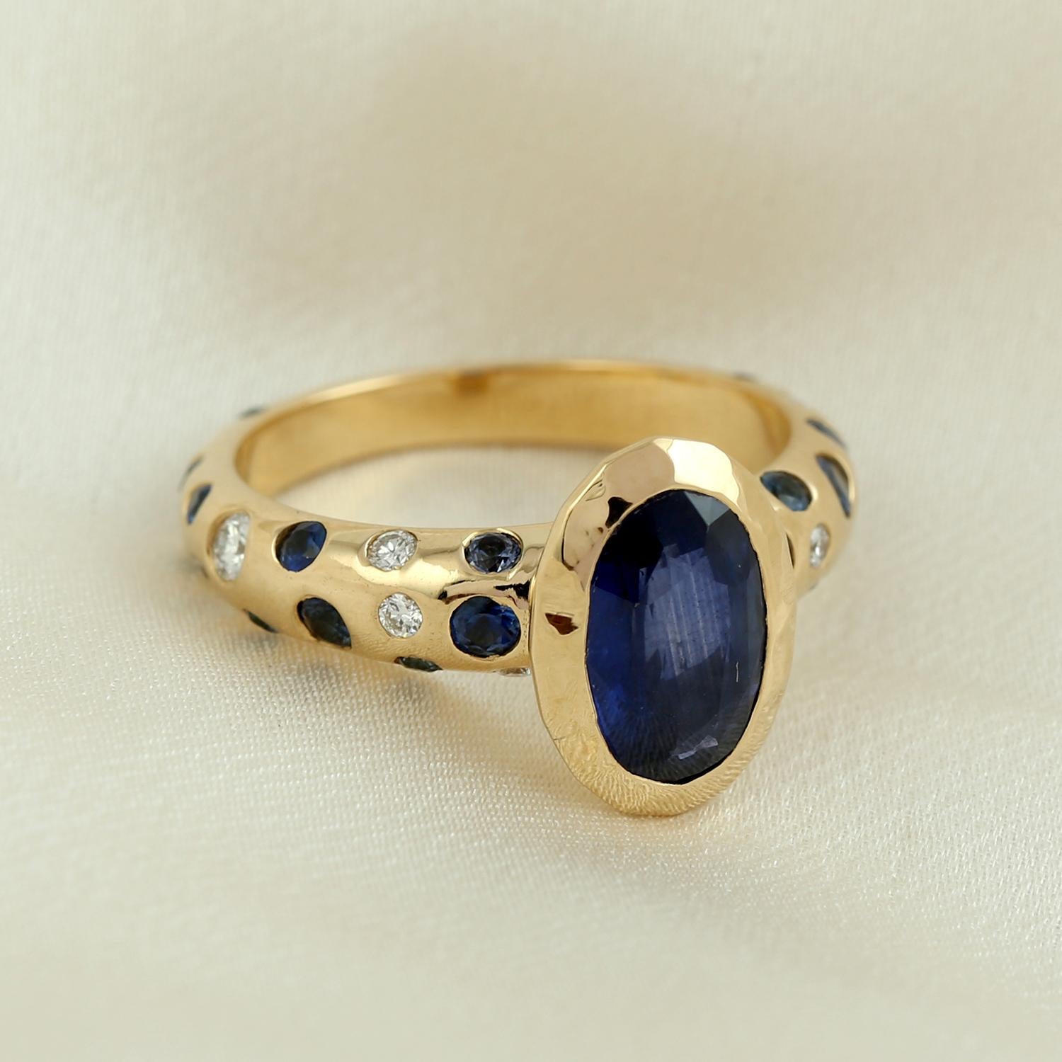 Oval Shaped Ceylon Blue Sapphire Band Ring With Diamonds Made In 18k Yellow Gold (Art déco) im Angebot