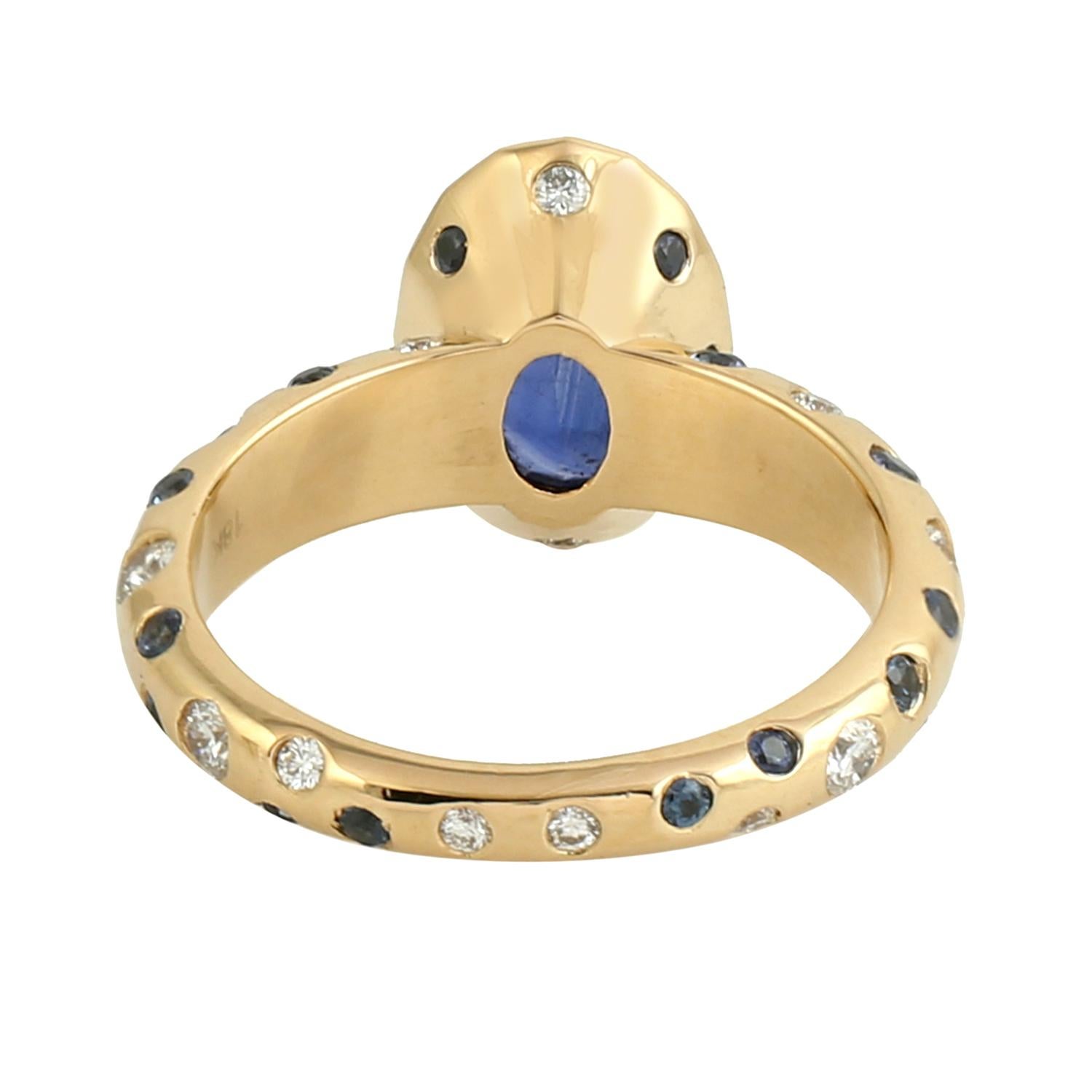 Oval Shaped Ceylon Blue Sapphire Band Ring With Diamonds Made In 18k Yellow Gold (Gemischter Schliff) im Angebot
