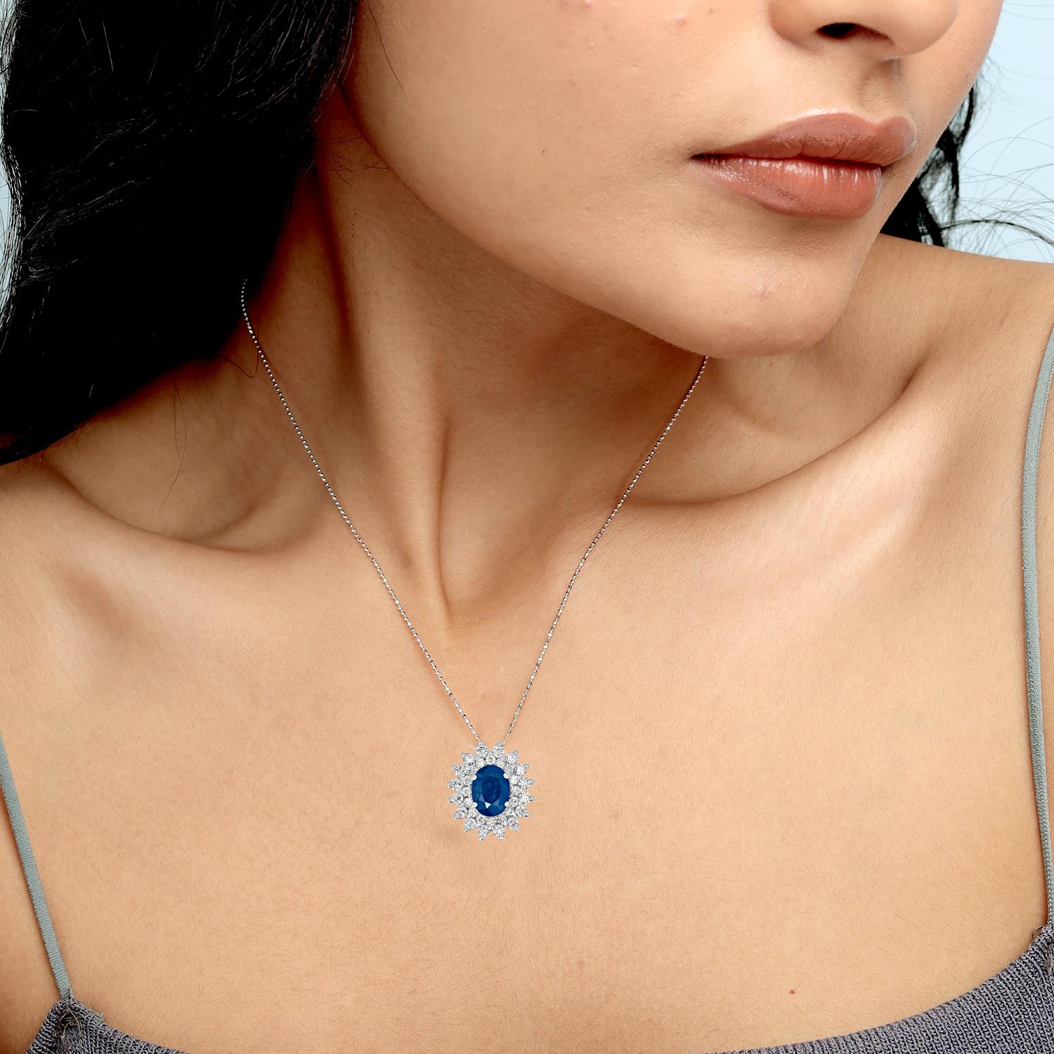 Élégant et raffiné, ce pendentif minimal est centré sur un saphir bleu de Ceylan ovale de 0,90 carat, délicatement encadré par des diamants étincelants de 0,40 carat. Réalisé en or 18 carats, le design épuré met l'accent sur la teinte profonde et