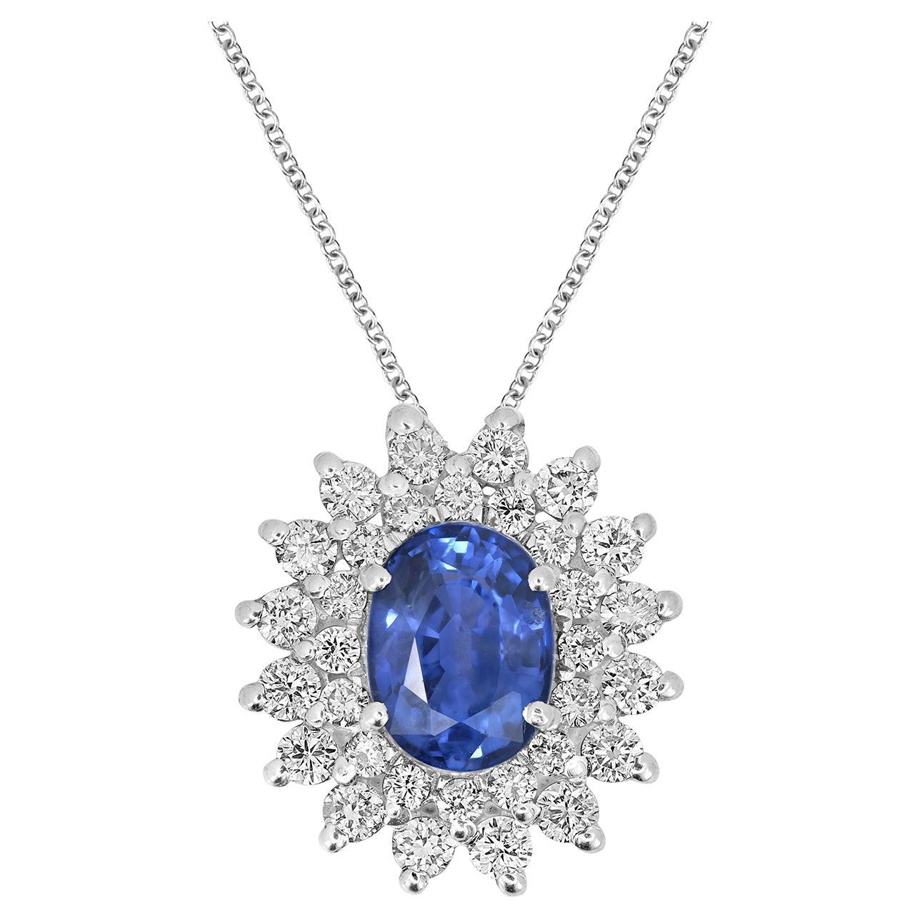 Pendentif minime en saphir bleu de Ceylan de forme ovale serti de diamants en 18k en vente