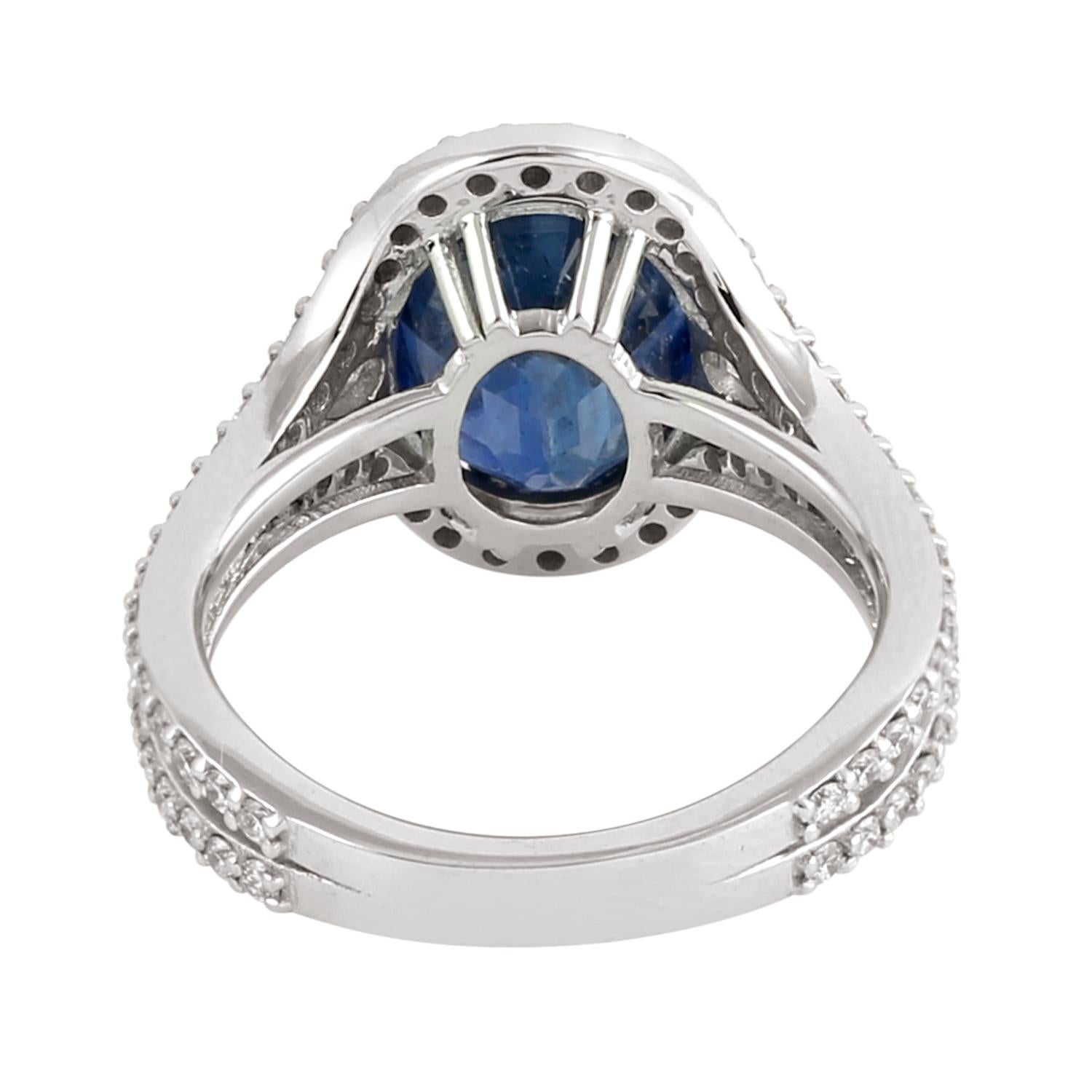 Oval Shaped Ceylon Blue Sapphire Ring Accented With Diamonds Made In 18k Gold (Art déco) im Angebot