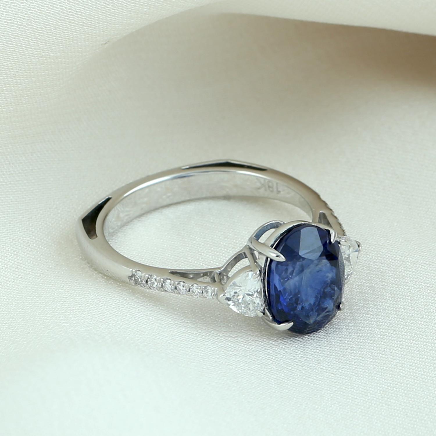 Oval Shaped Ceylon Blue Sapphire Ring Accented With Diamonds Made In 18k Gold (Art déco) im Angebot