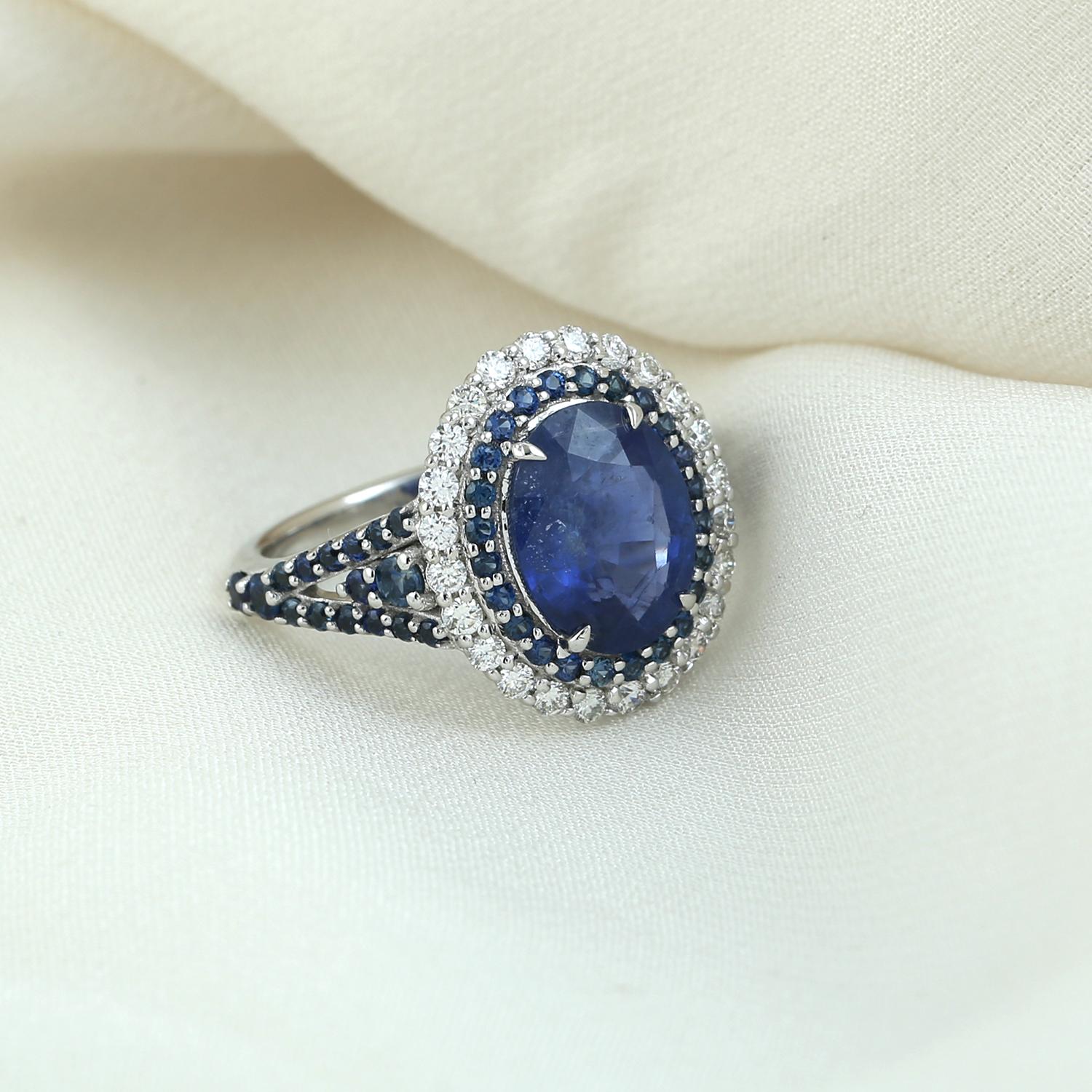 Anillo de Zafiro Azul de Ceilán Ovalado Acentuado con Diamantes Realizado en Oro de 18k Art Decó en venta