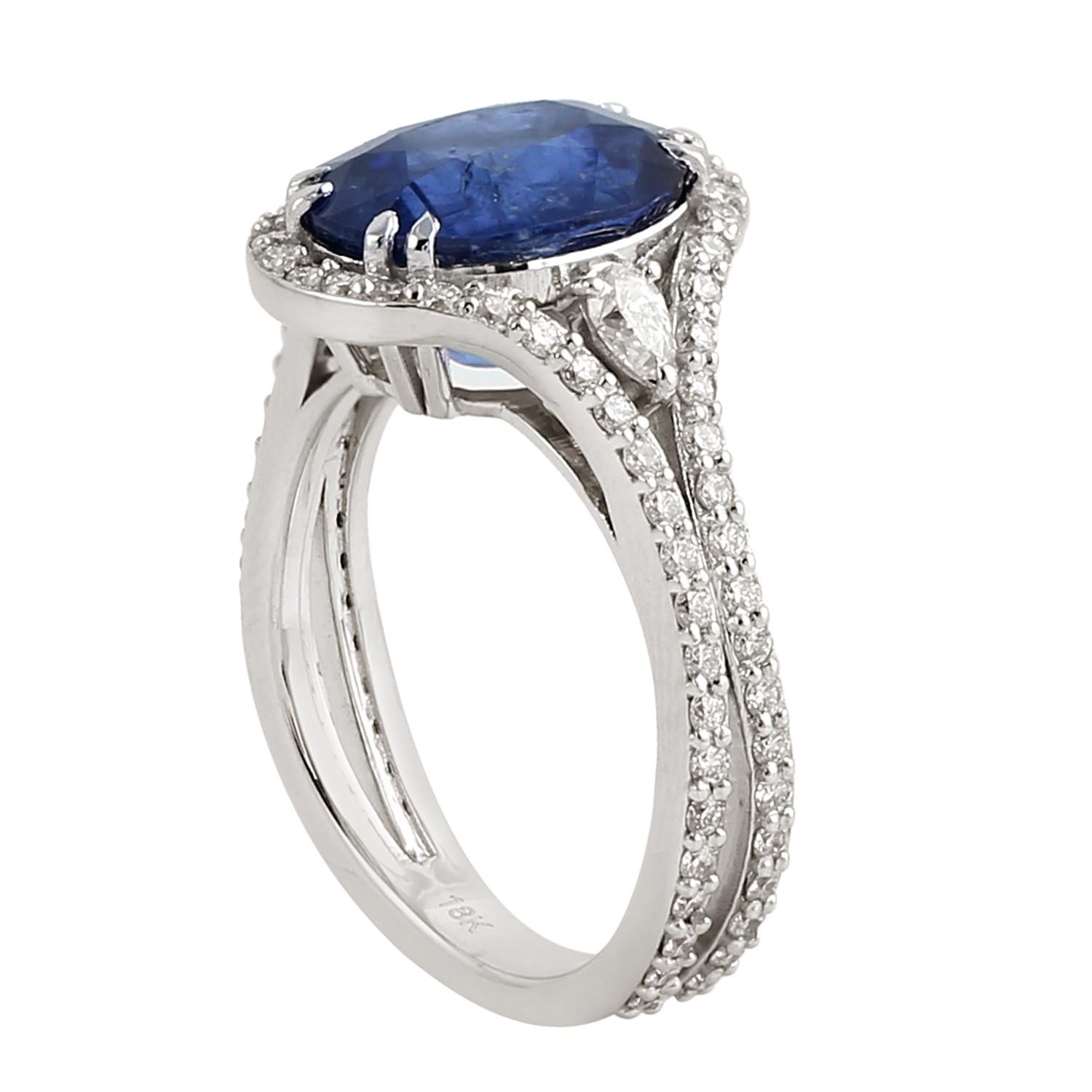 Oval Shaped Ceylon Blue Sapphire Ring Accented With Diamonds Made In 18k Gold (Gemischter Schliff) im Angebot