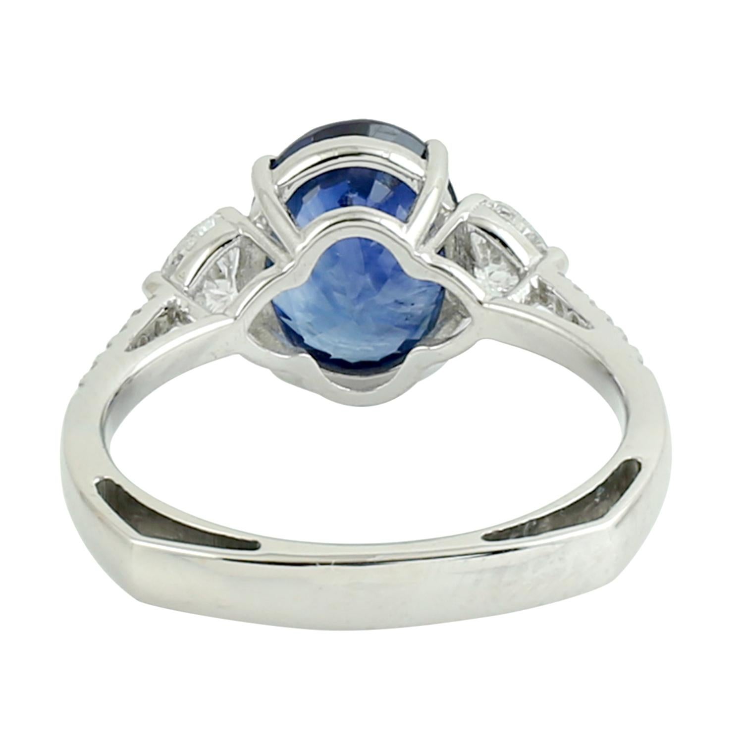 Oval Shaped Ceylon Blue Sapphire Ring Accented With Diamonds Made In 18k Gold (Gemischter Schliff) im Angebot