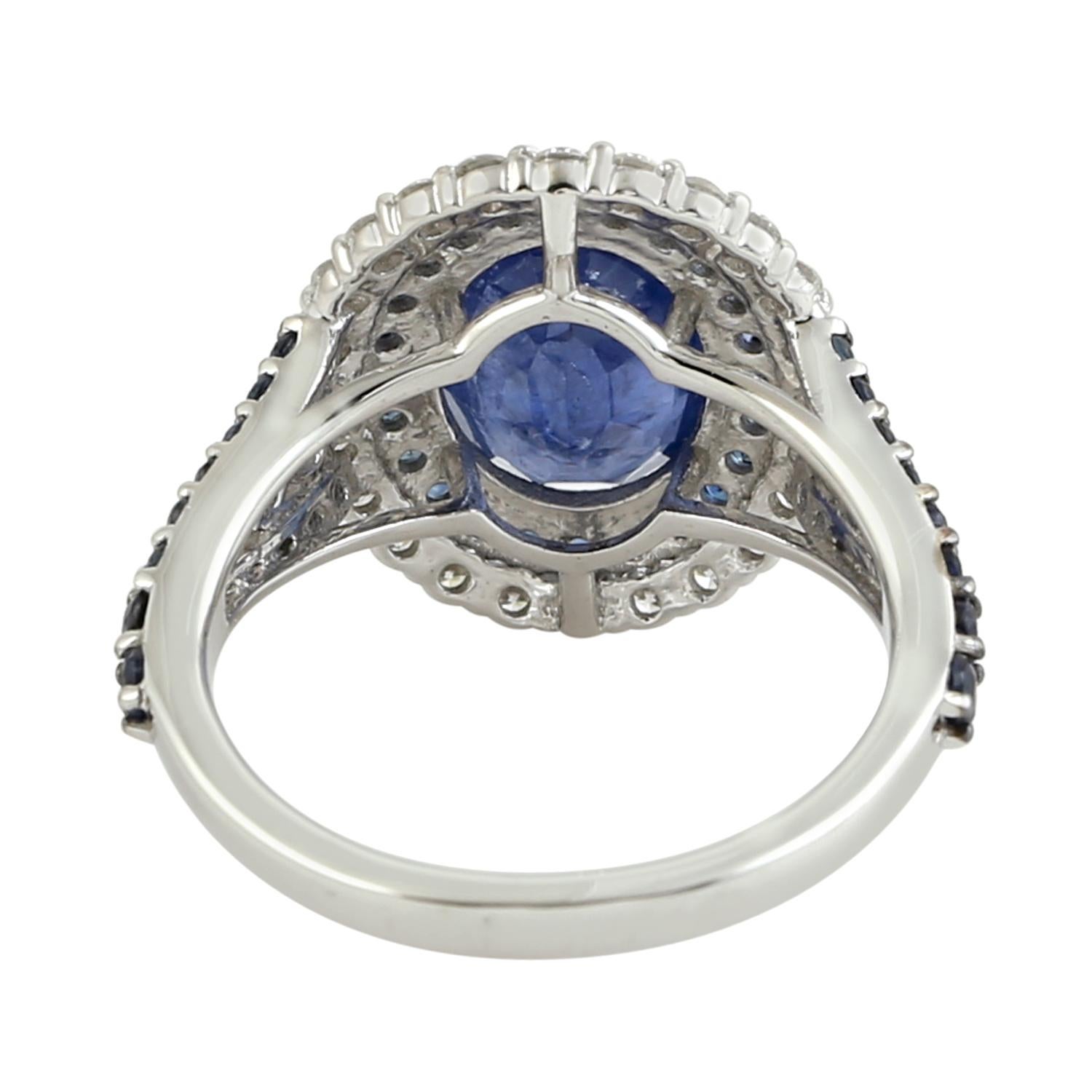 Anillo de Zafiro Azul de Ceilán Ovalado Acentuado con Diamantes Realizado en Oro de 18k Corte mixto en venta