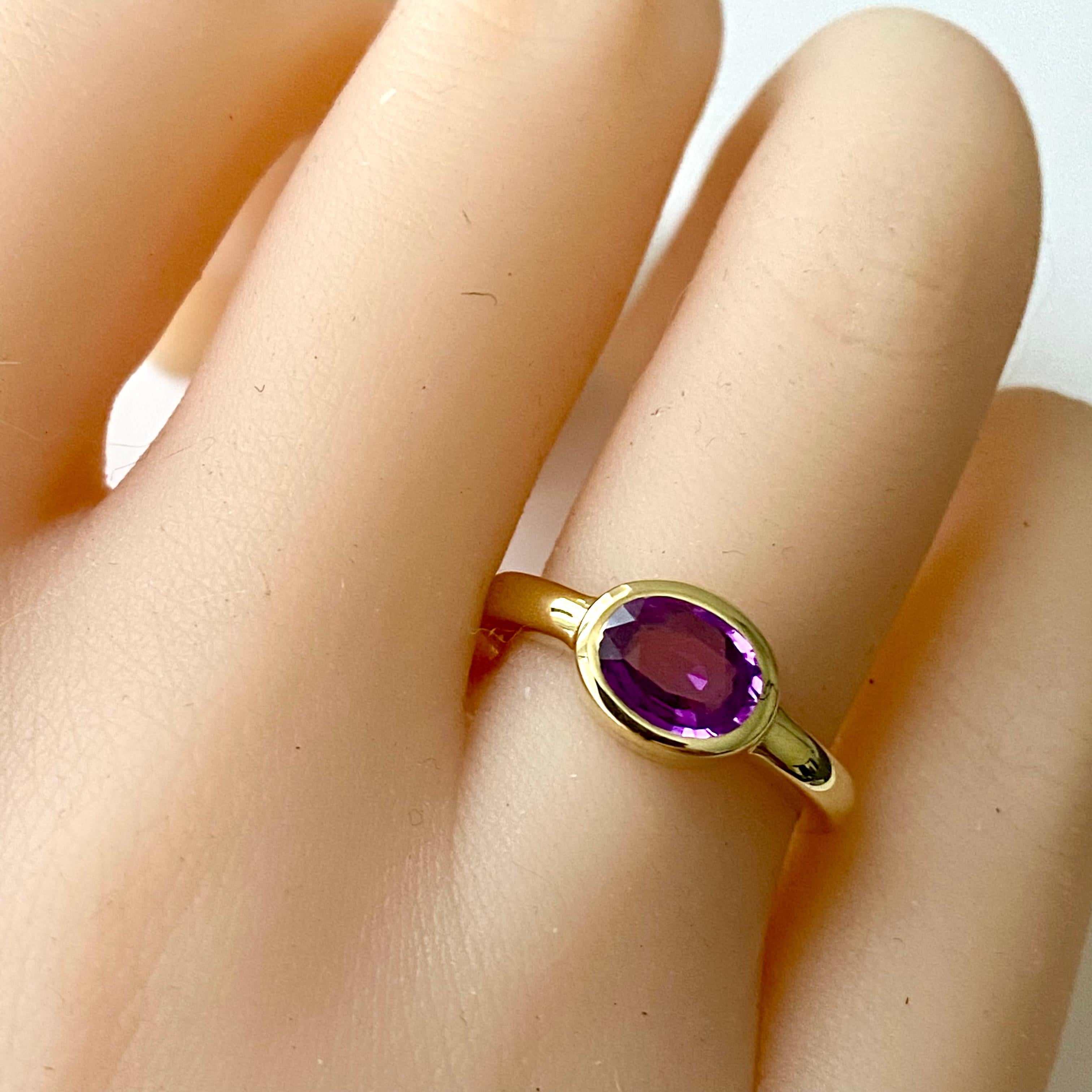 Ceylon Pink Sapphire 1.10 Carat Bezel 18 Karat Yellow Gold Domed Cocktail Ring In New Condition In New York, NY