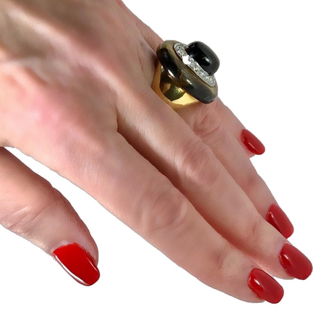 Ovaler klassischer 1970er Goldring mit Tigerauge und Diamant 7