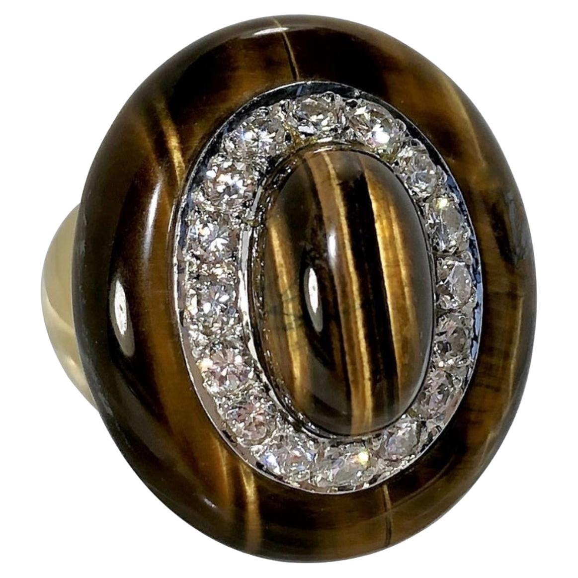 Bague de forme ovale en or Classic des années 1970, œil de tigre et diamant en vente