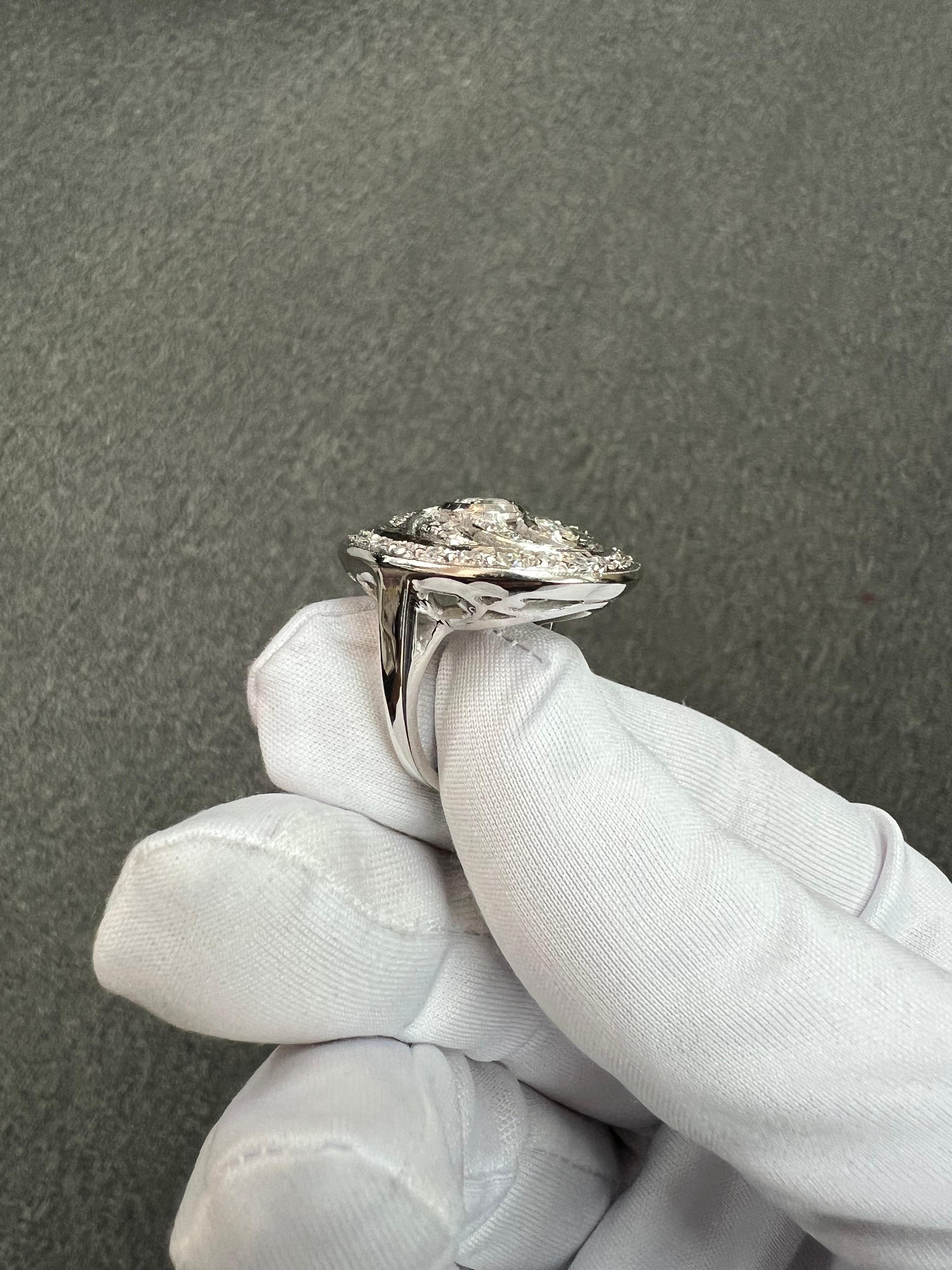 Anello in oro bianco con diamante da cocktail a forma ovale, circa anni '60 in vendita 4