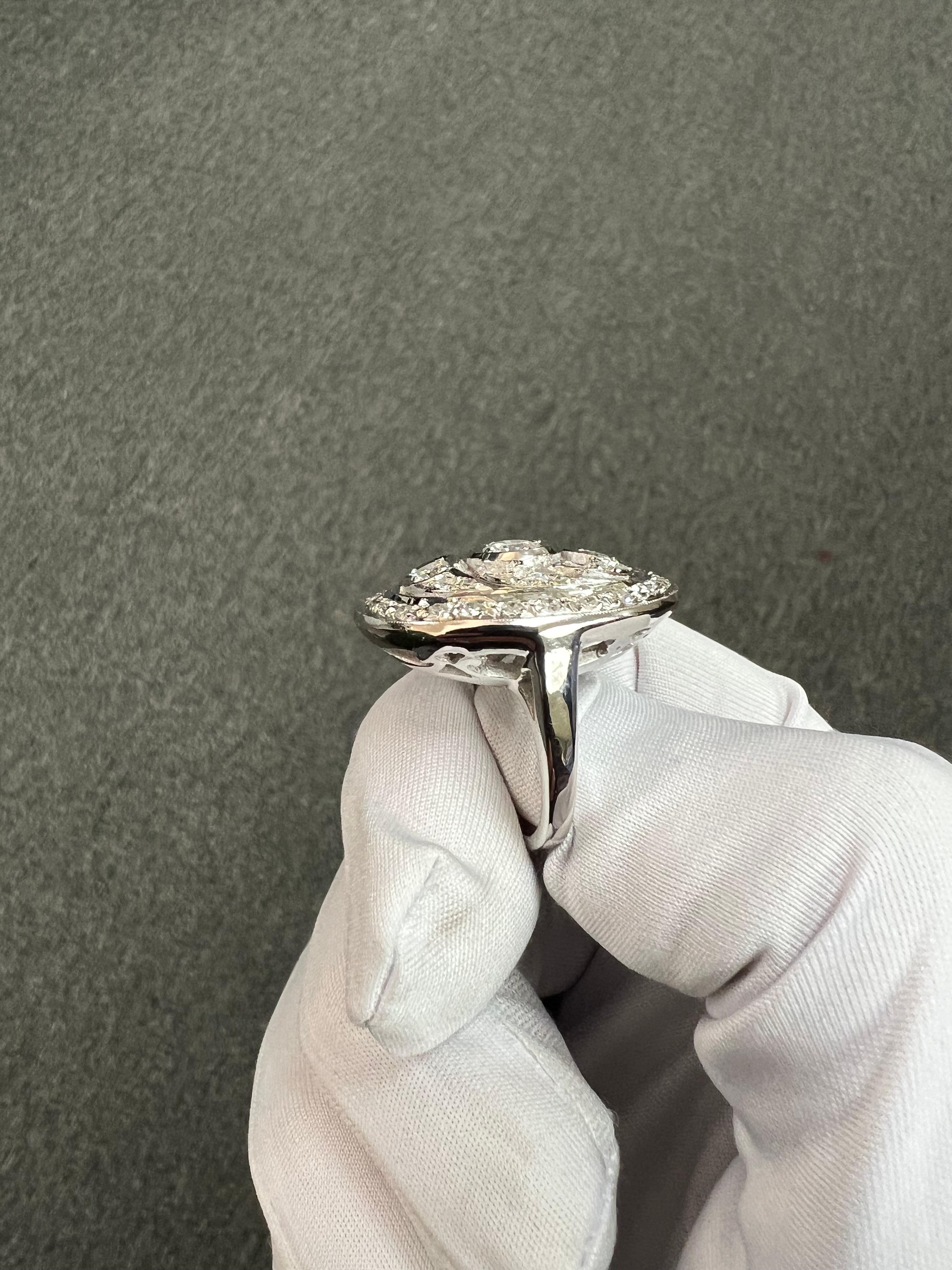 Anello in oro bianco con diamante da cocktail a forma ovale, circa anni '60 in vendita 5
