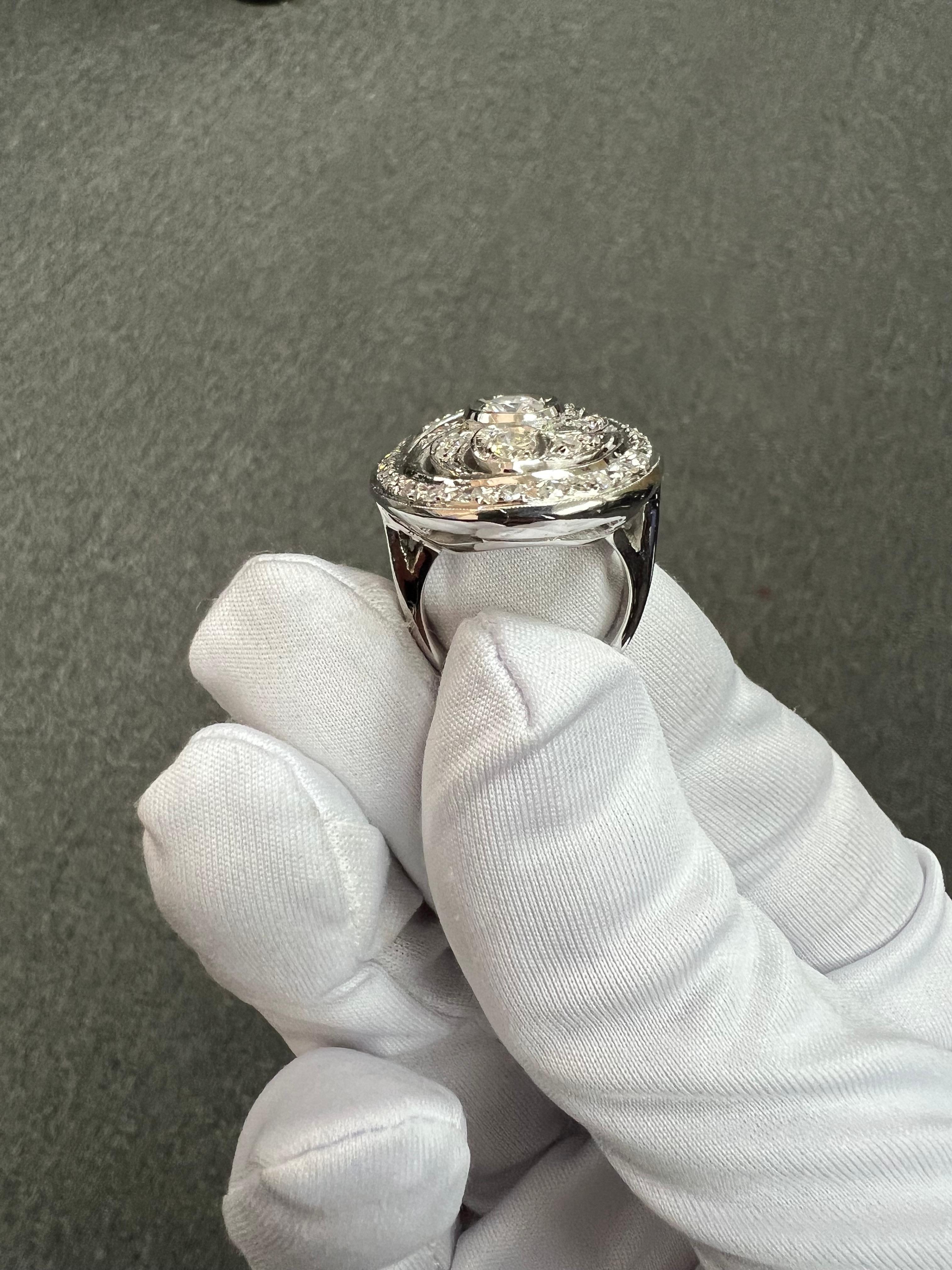 Anello in oro bianco con diamante da cocktail a forma ovale, circa anni '60 in vendita 6