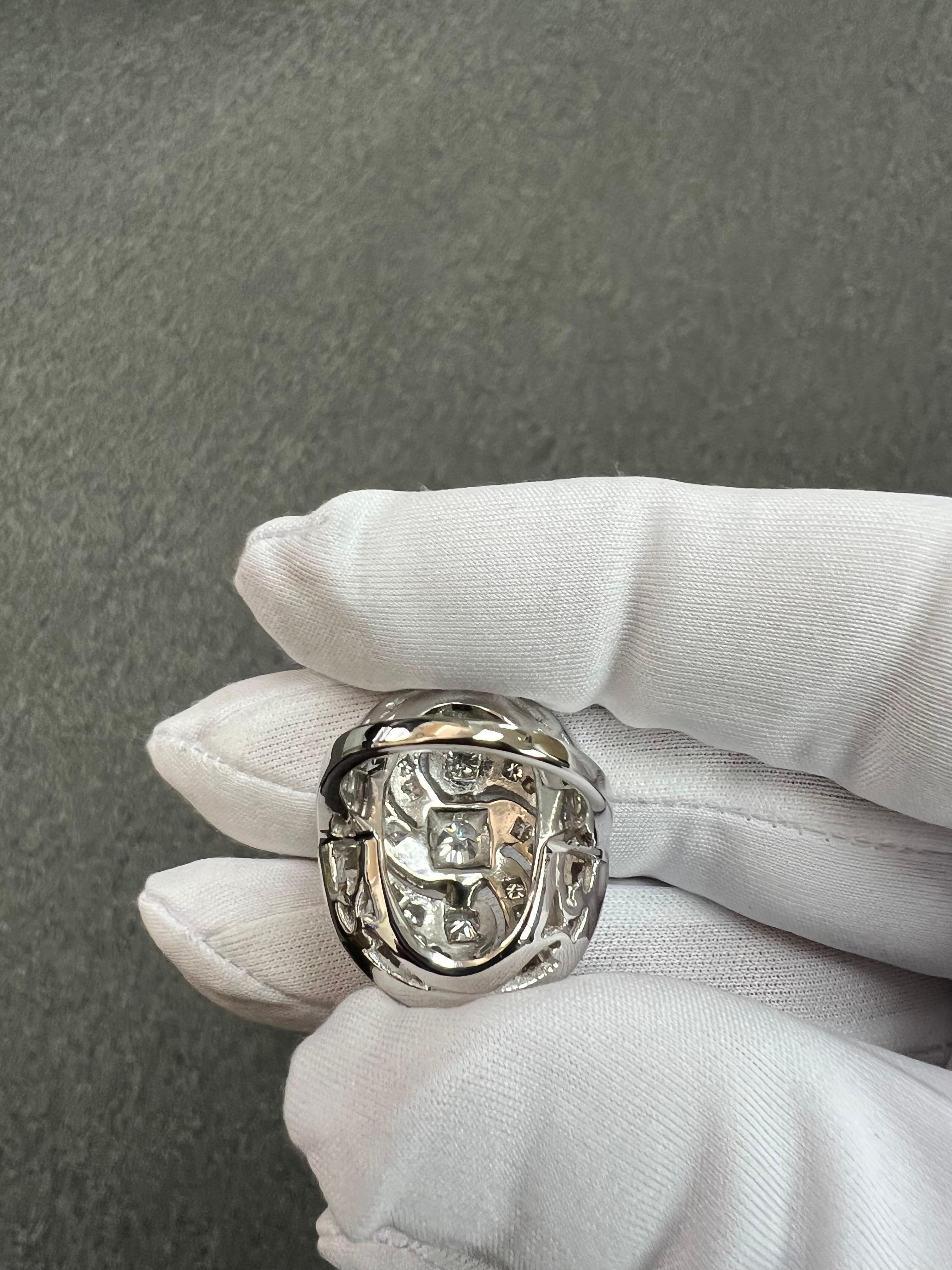 Anello in oro bianco con diamante da cocktail a forma ovale, circa anni '60 in vendita 7