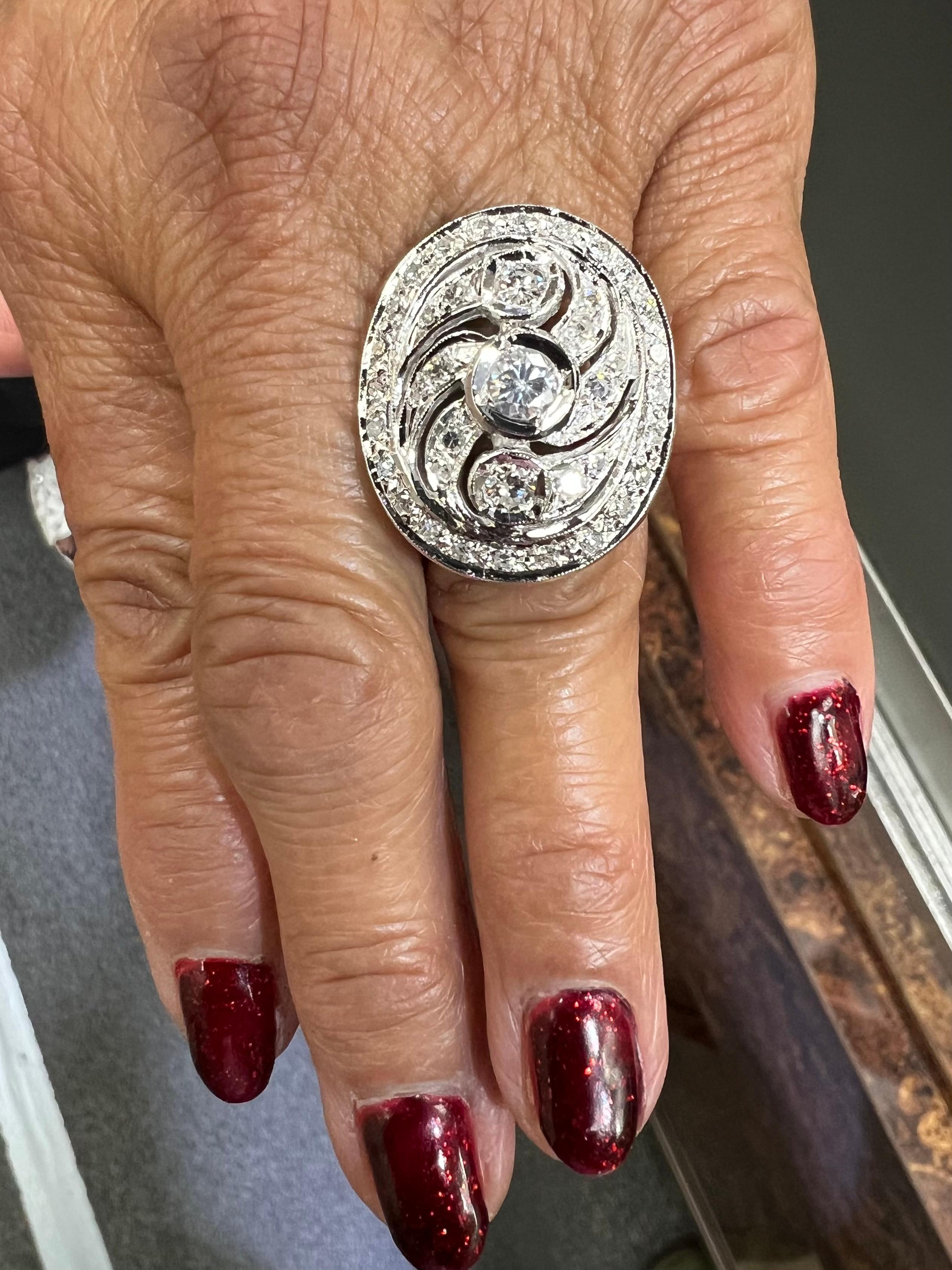 Anello cocktail con diamante ovale in oro bianco 14k, anni '60 circa.

L'anello Oval-Shaped Cocktail Diamond in oro bianco 14k è stato realizzato negli anni Sessanta.  Ha un aspetto imponente, con una lunghezza di 1-1/16