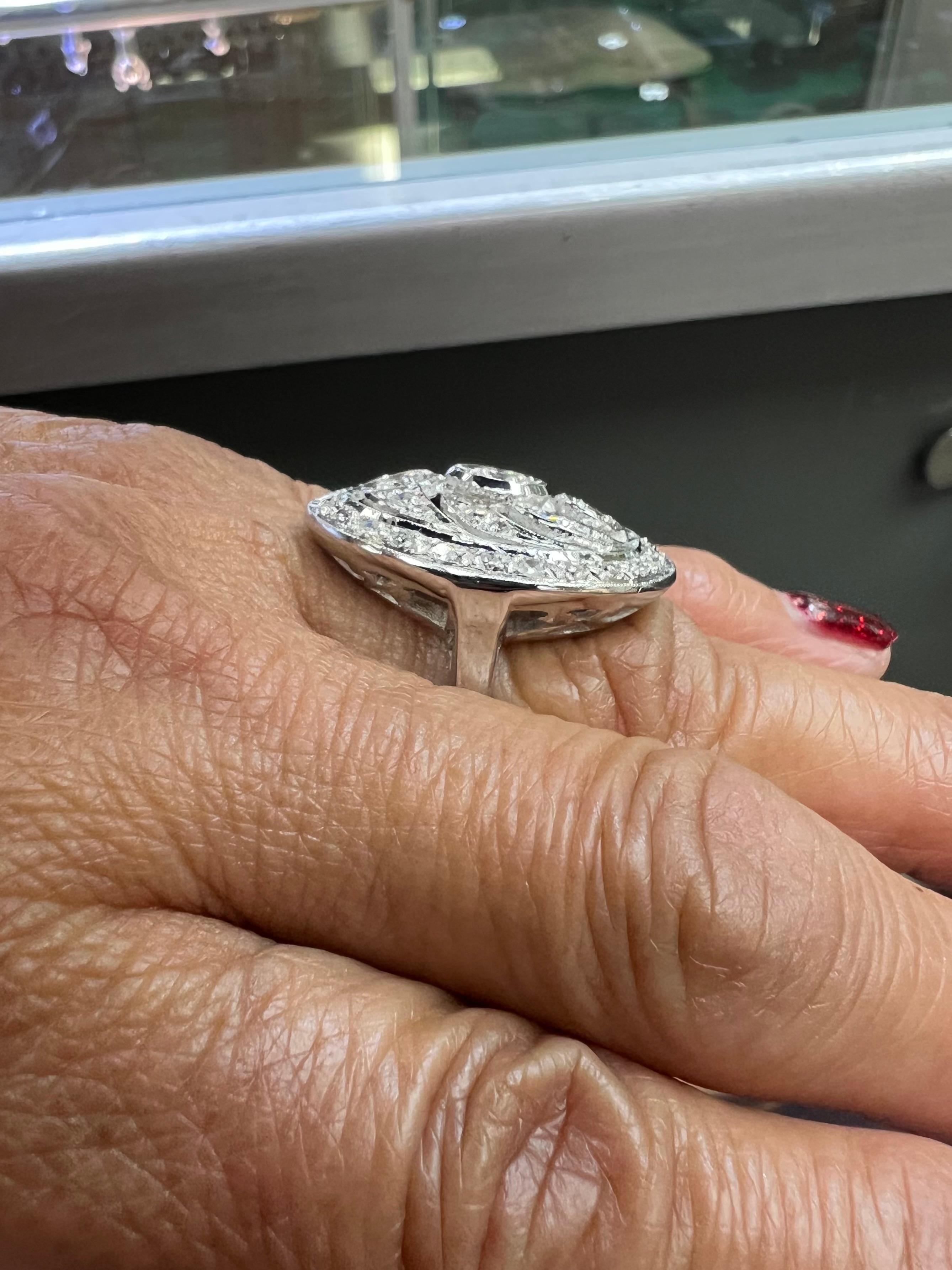 Moderno Anello in oro bianco con diamante da cocktail a forma ovale, circa anni '60 in vendita