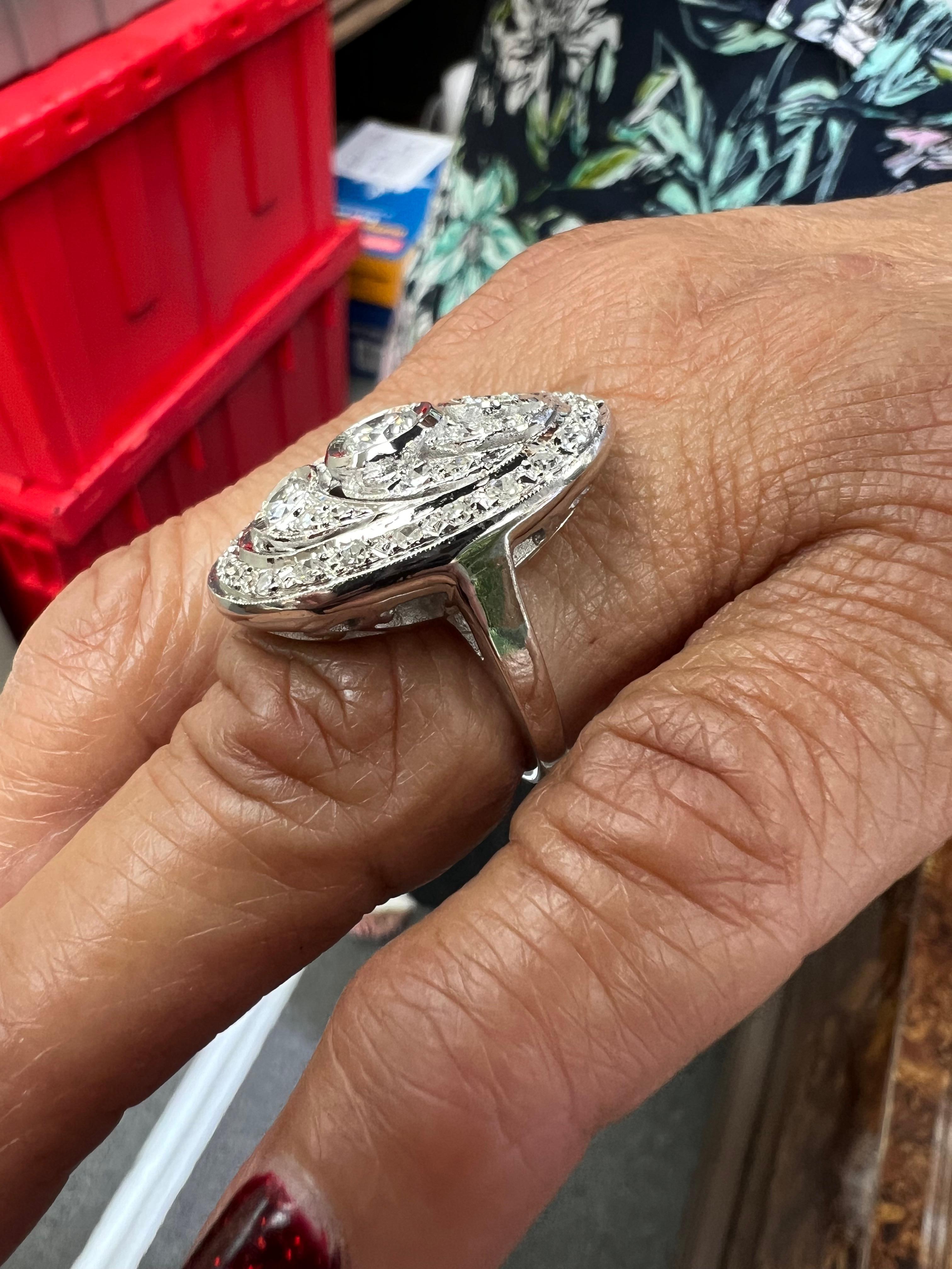 Taglio rotondo Anello in oro bianco con diamante da cocktail a forma ovale, circa anni '60 in vendita