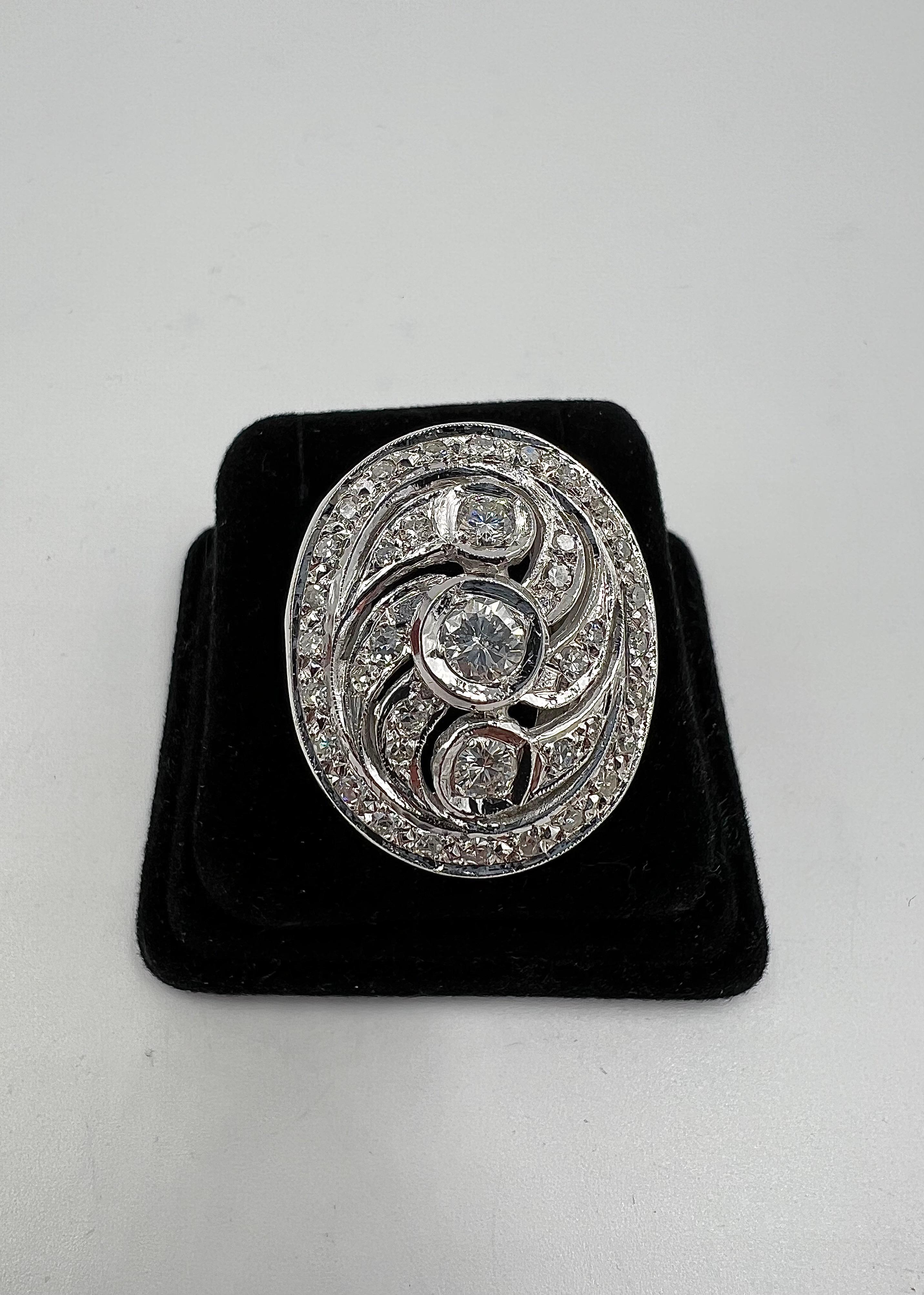 Anello in oro bianco con diamante da cocktail a forma ovale, circa anni '60 In condizioni buone in vendita a Los Angeles, CA
