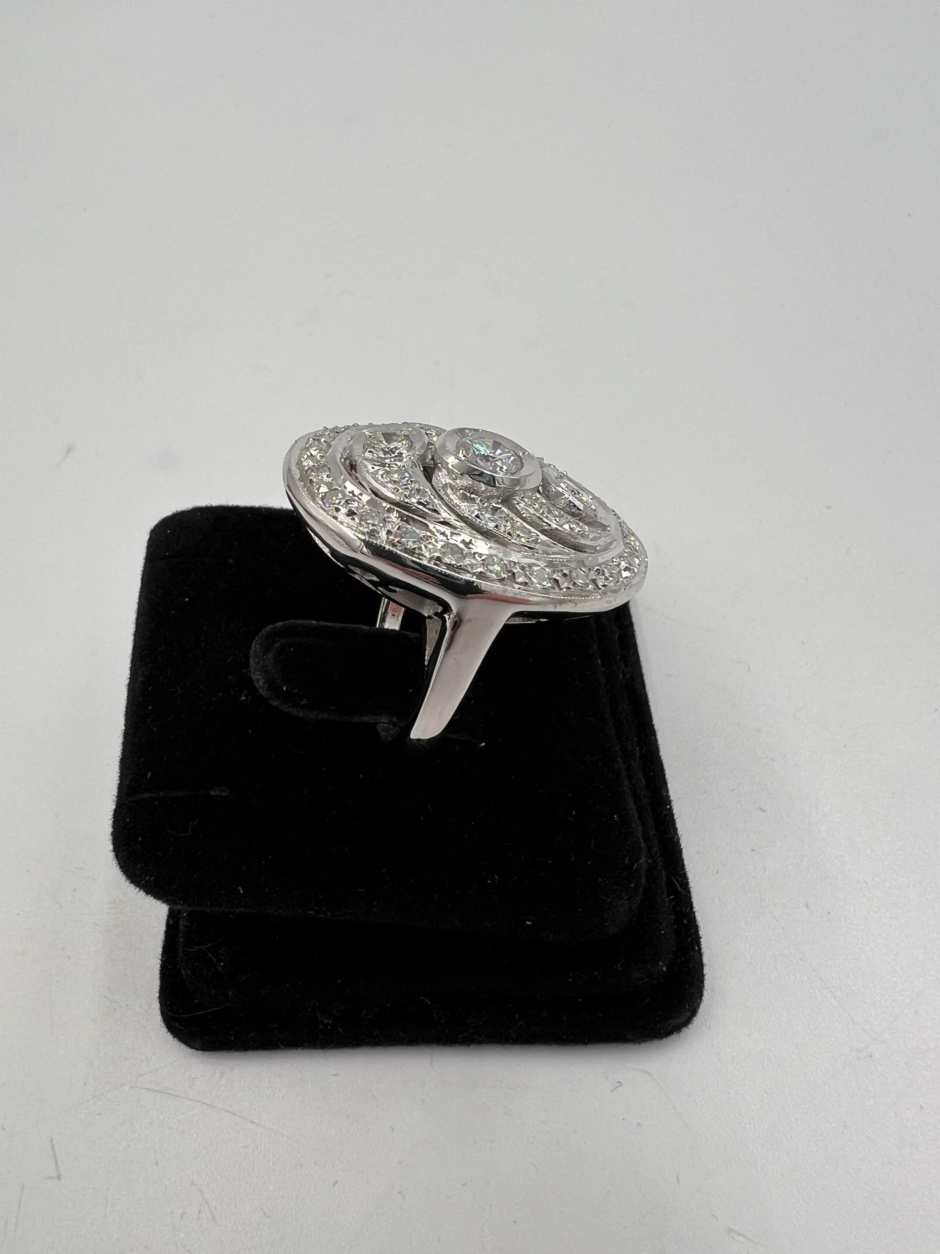 da uomo o donna Anello in oro bianco con diamante da cocktail a forma ovale, circa anni '60 in vendita