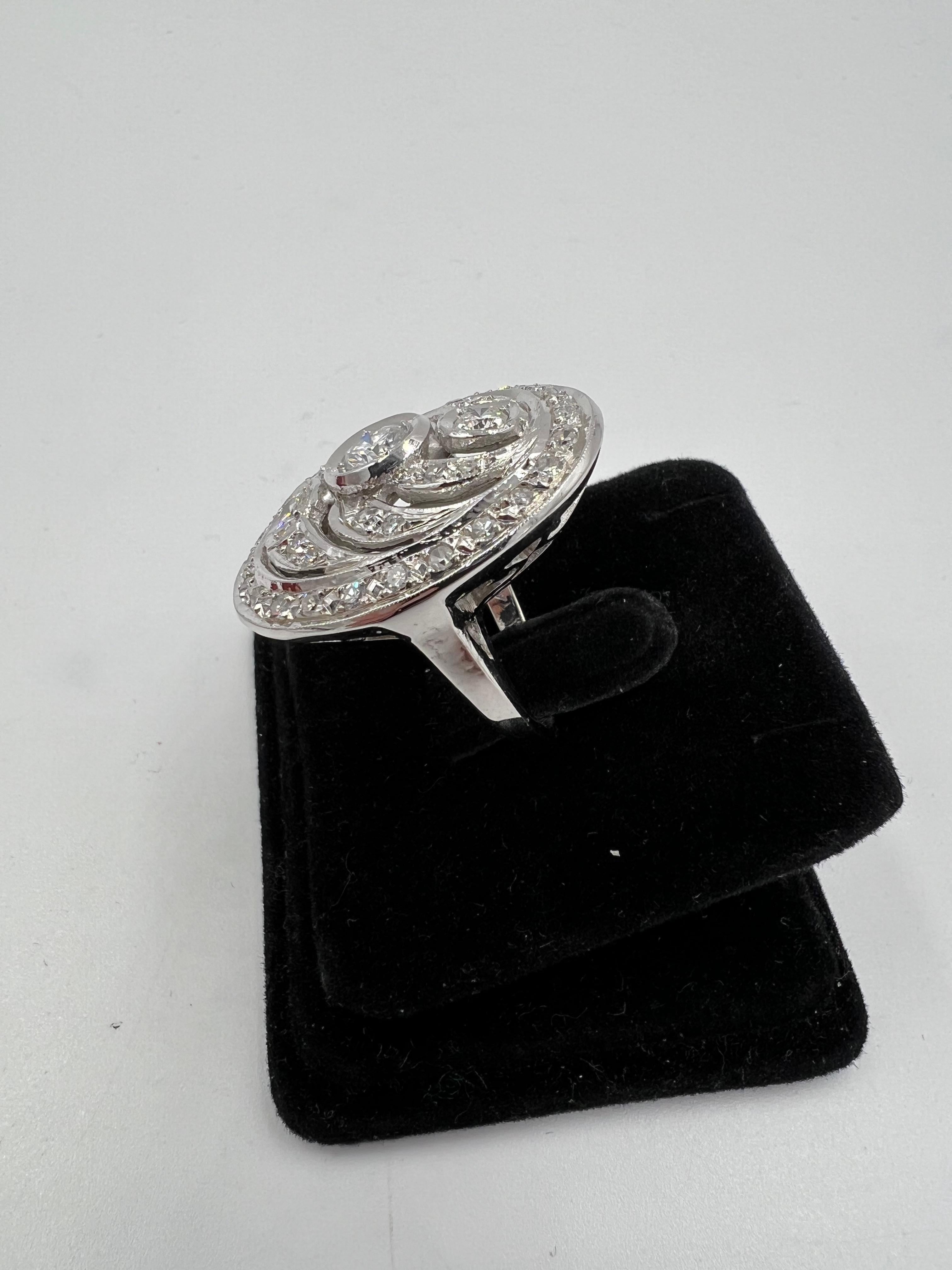 Anello in oro bianco con diamante da cocktail a forma ovale, circa anni '60 in vendita 1
