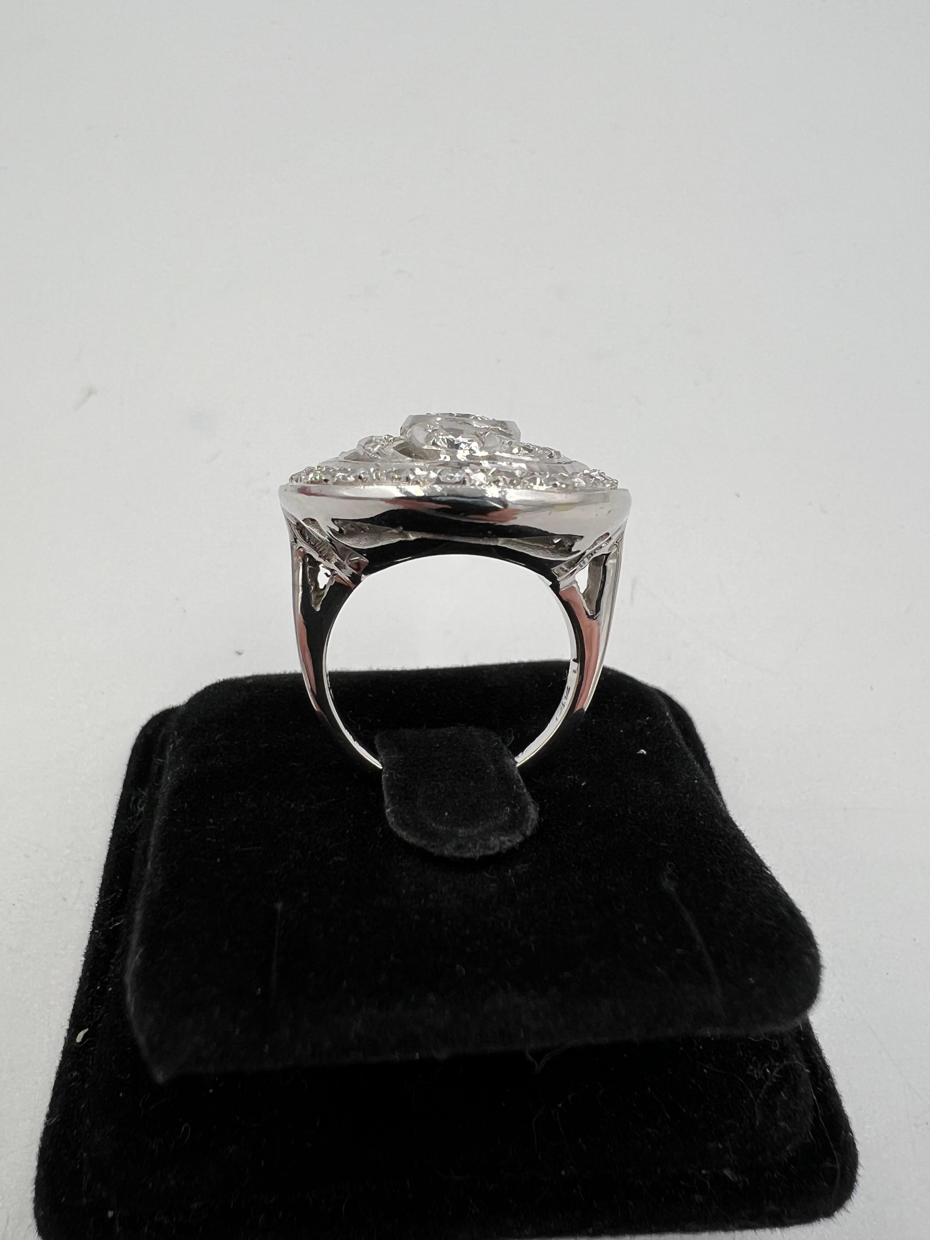 Anello in oro bianco con diamante da cocktail a forma ovale, circa anni '60 in vendita 2