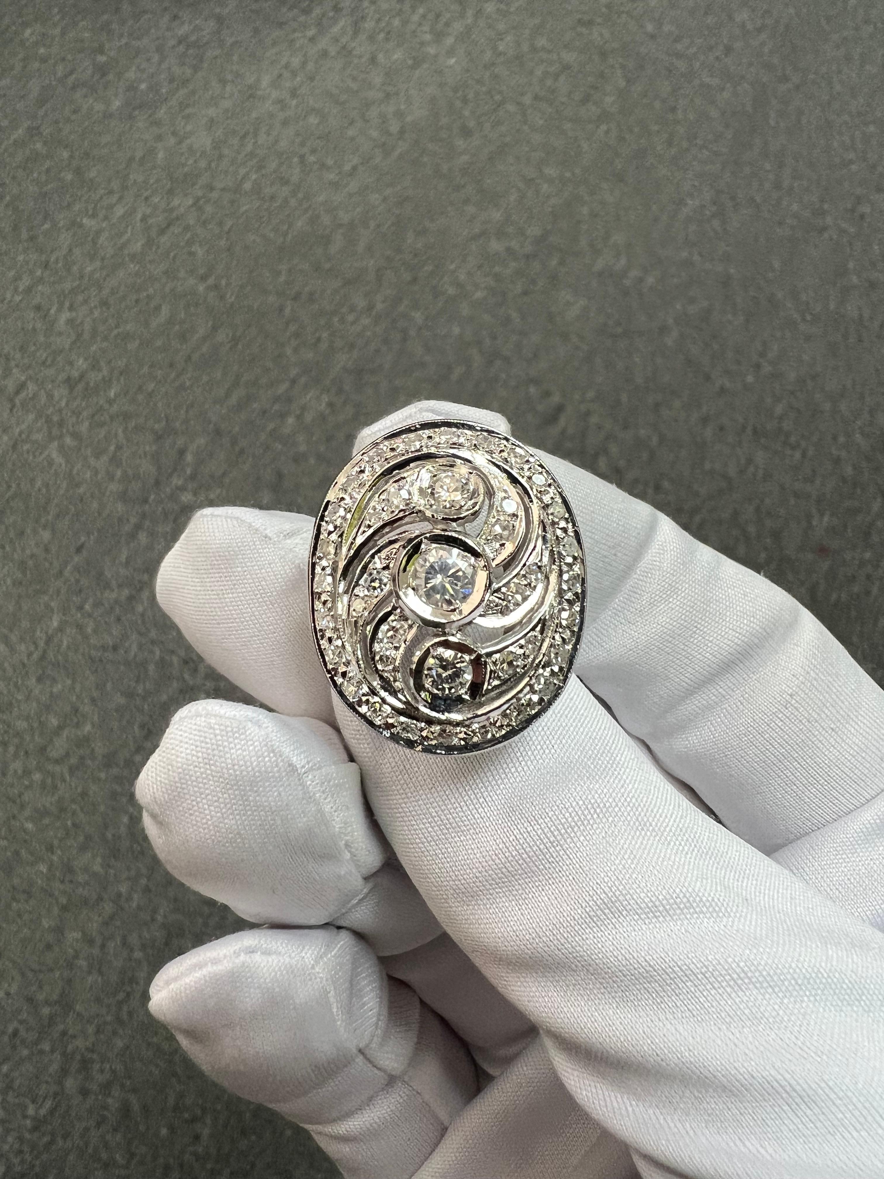 Anello in oro bianco con diamante da cocktail a forma ovale, circa anni '60 in vendita 3