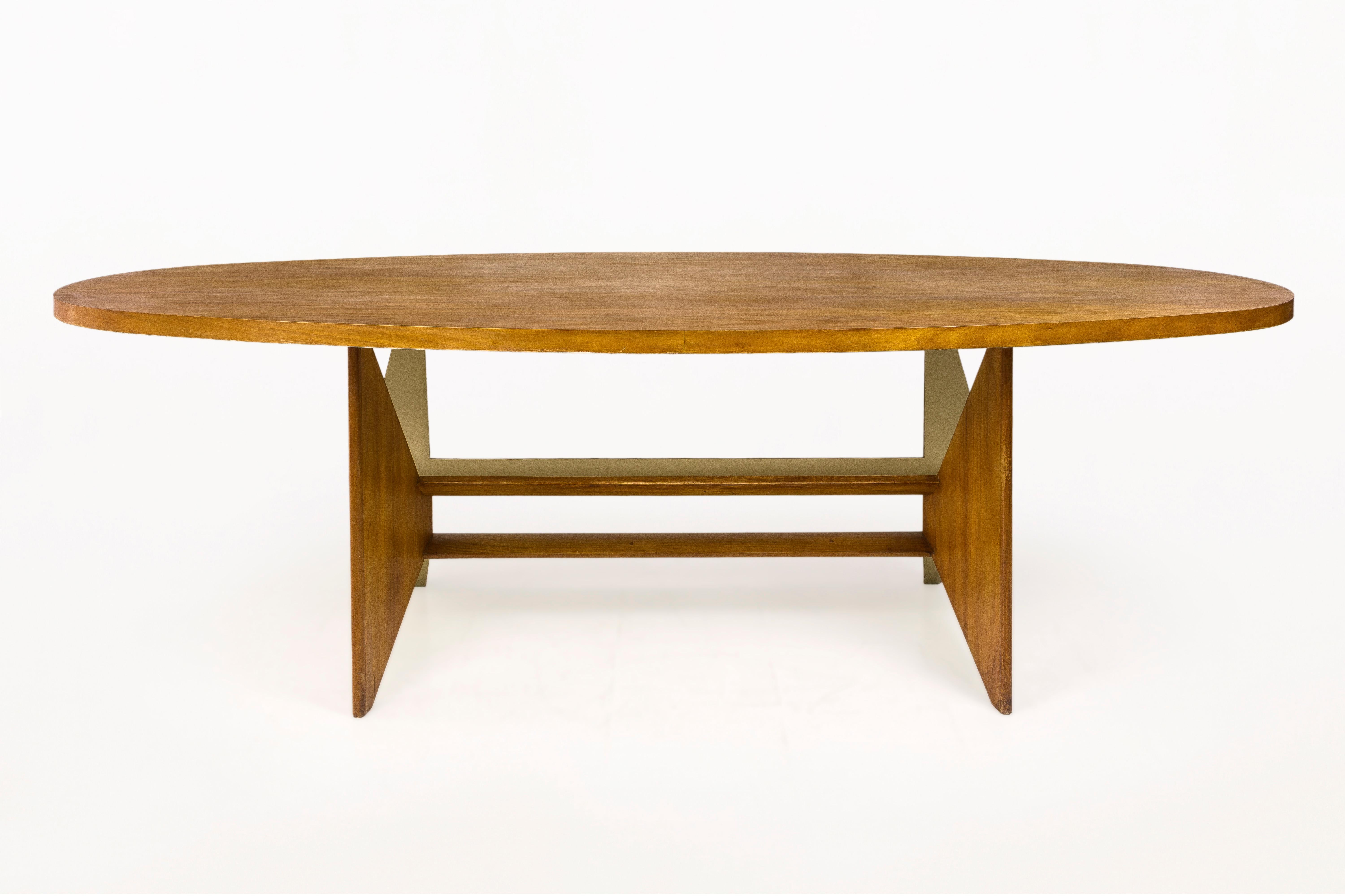 Oval shaped dining table.
Made with exotic wood veneer.
Brass details,
circa 1960, France.
Good vintage condition.
  