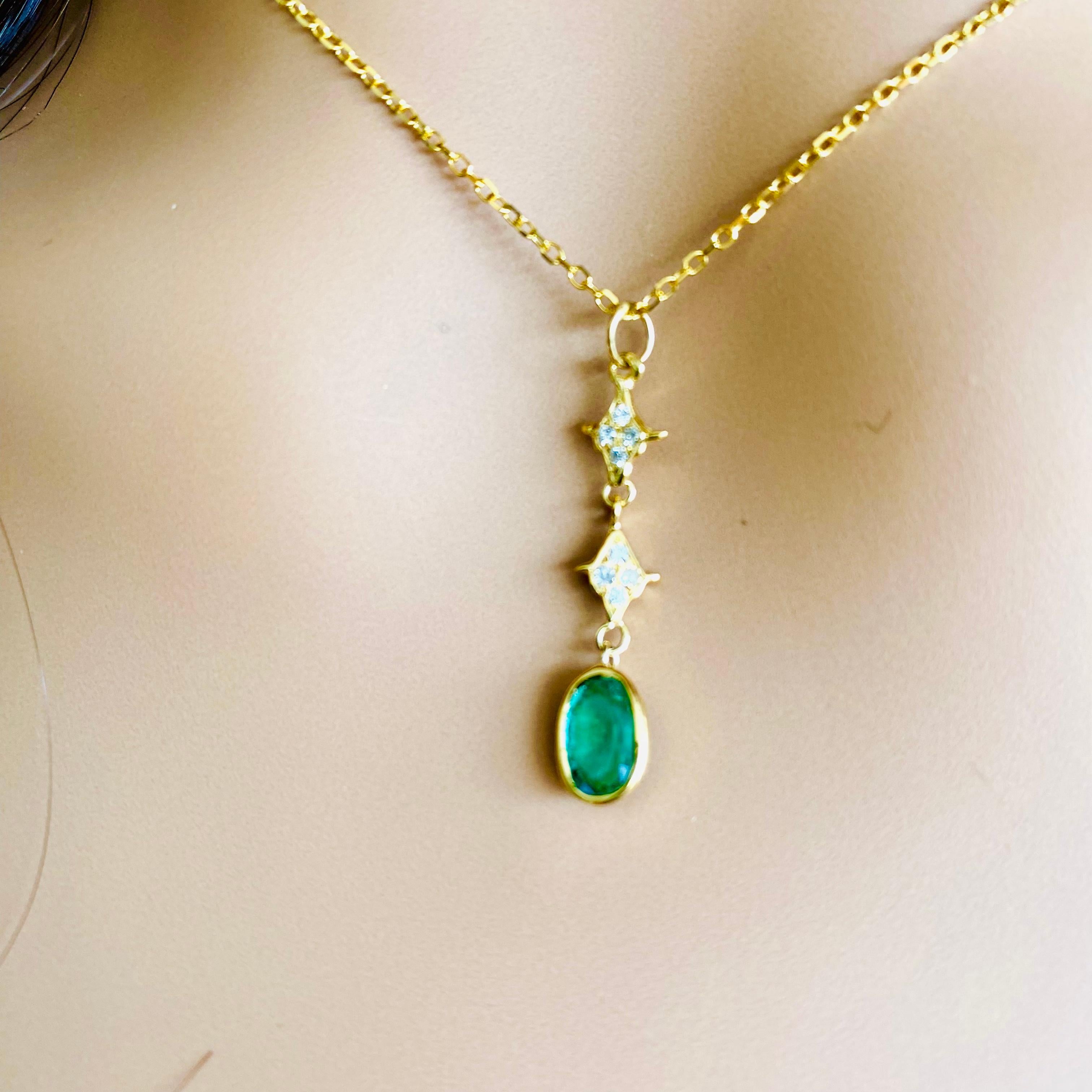 Contemporary Oval Shaped Emerald and Diamond 1.10 Carat Lariat  Gold 16 Inch Necklace Pendant For Sale