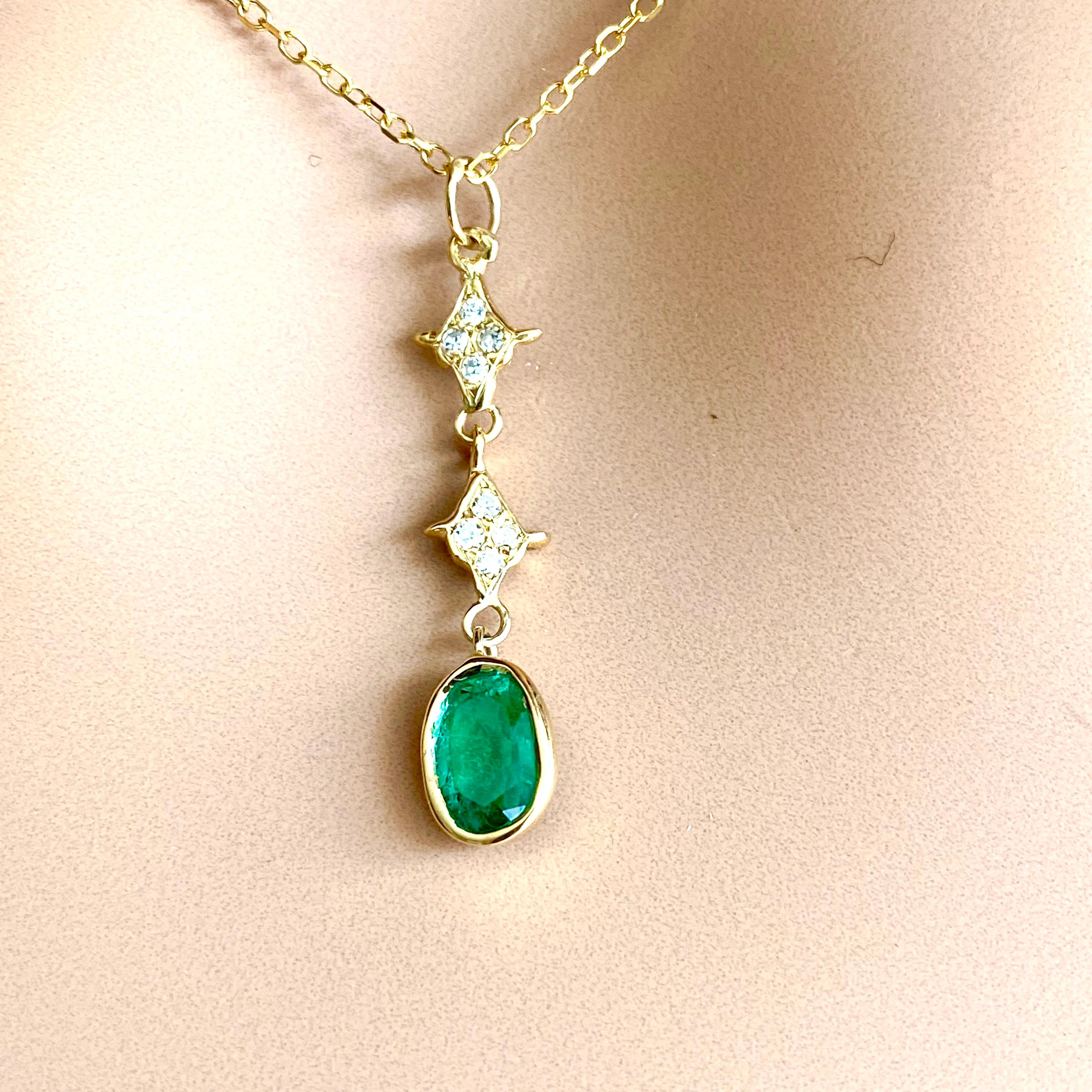 Oval Shaped Emerald and Diamond 1.10 Carat Lariat  Gold 16 Inch Necklace Pendant In New Condition For Sale In New York, NY