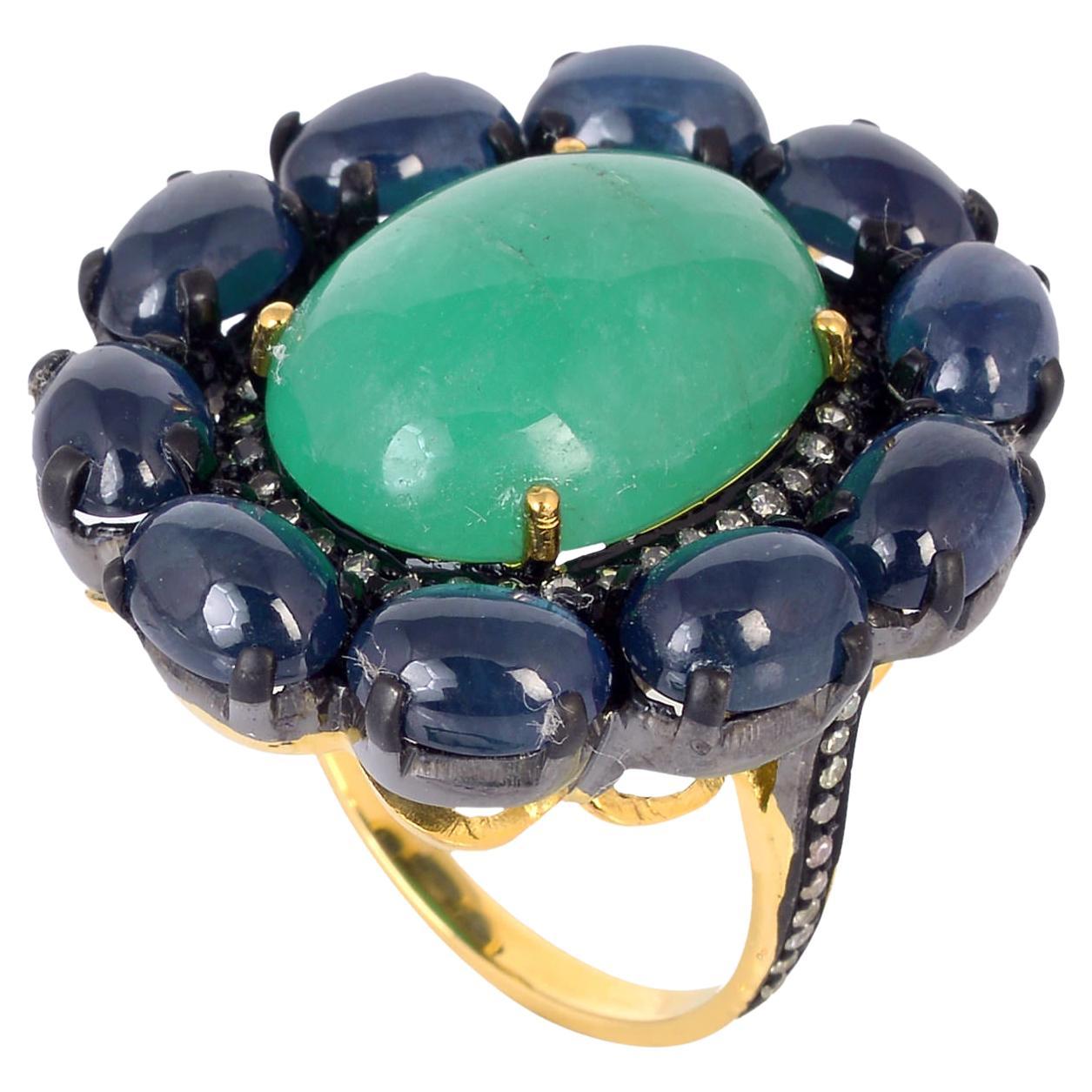 Anillo de Cóctel con Esmeralda Ovalada Acentuada con Zafiro Azul y Diamantes