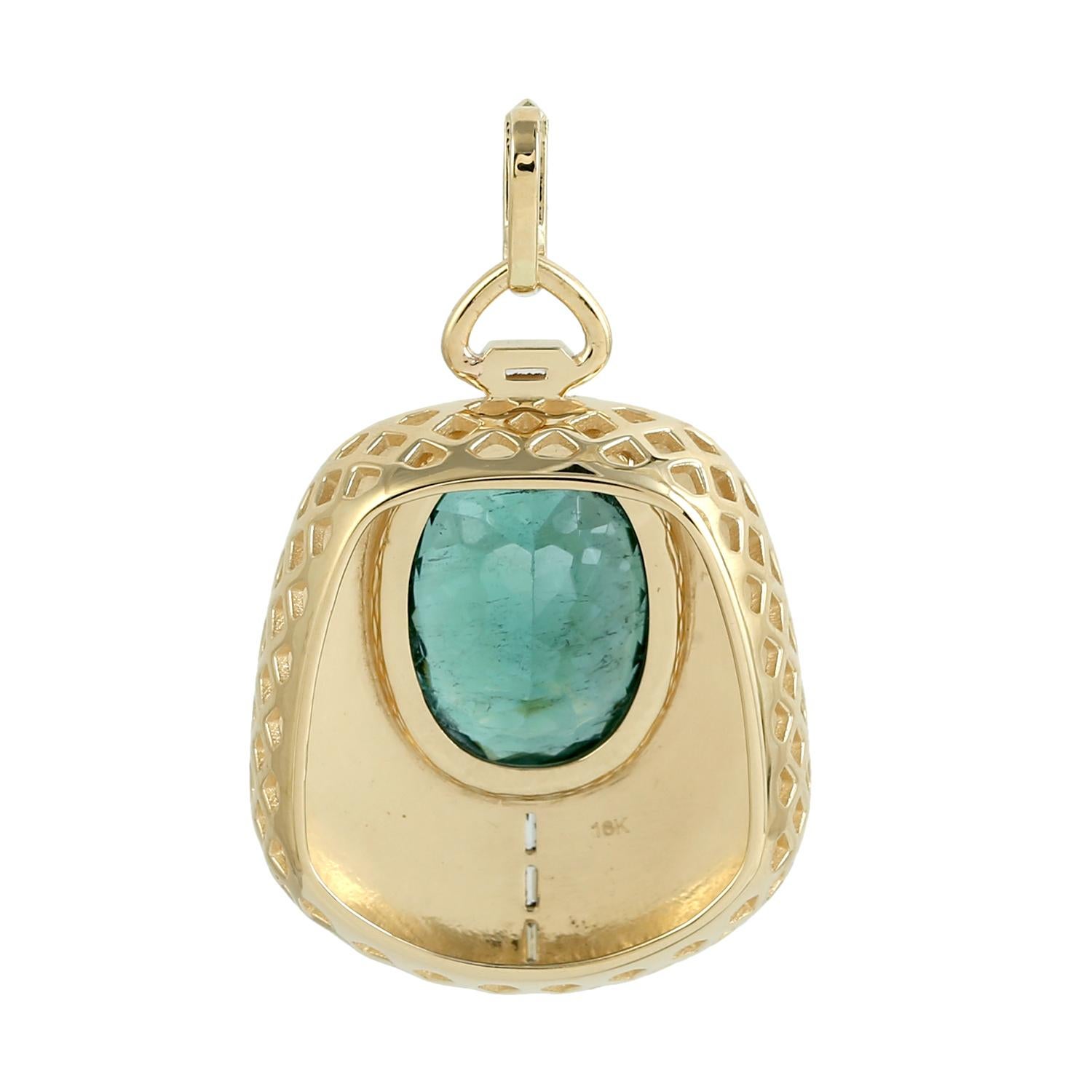 Oval Shaped Emerald Minimal Pendant With Diamonds Made In 18k Yellow Gold (Gemischter Schliff) im Angebot