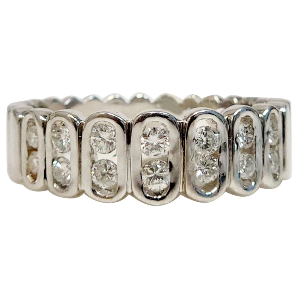 Oval geformter Eternity-Ring im Angebot
