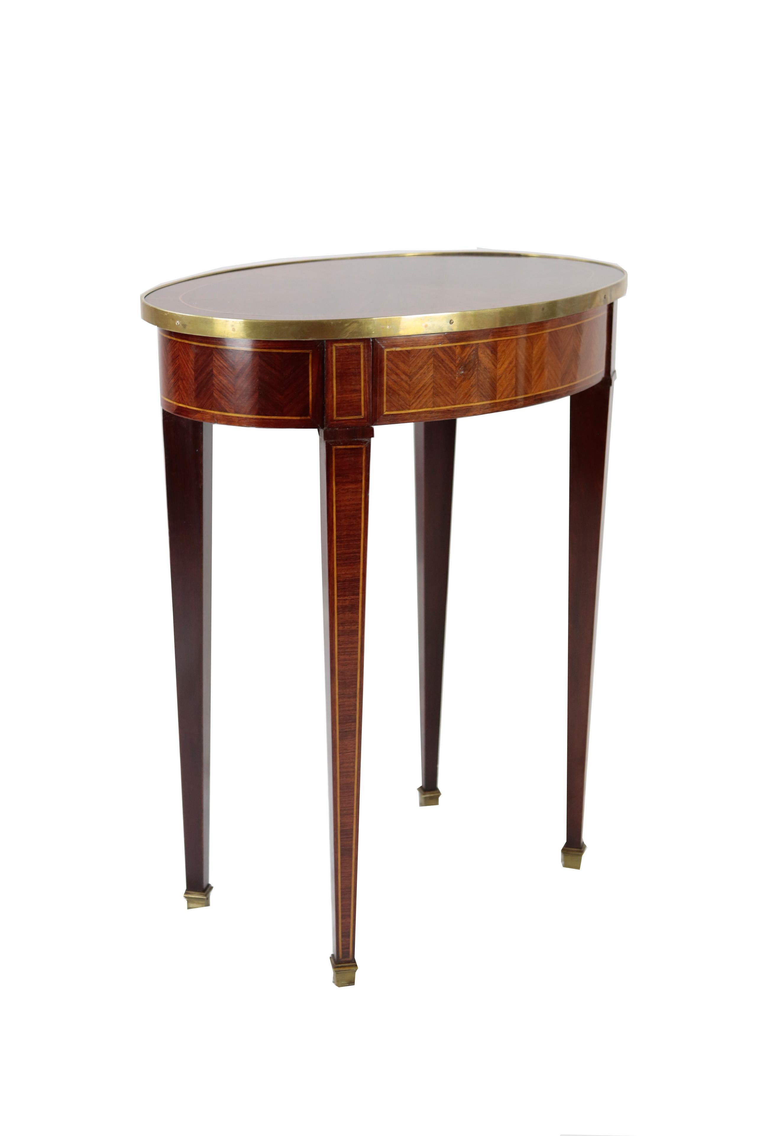 Veneer Oval Shaped French Rosewood Side Table, Late 19th Century, circa 1880, 1 Drawer For Sale