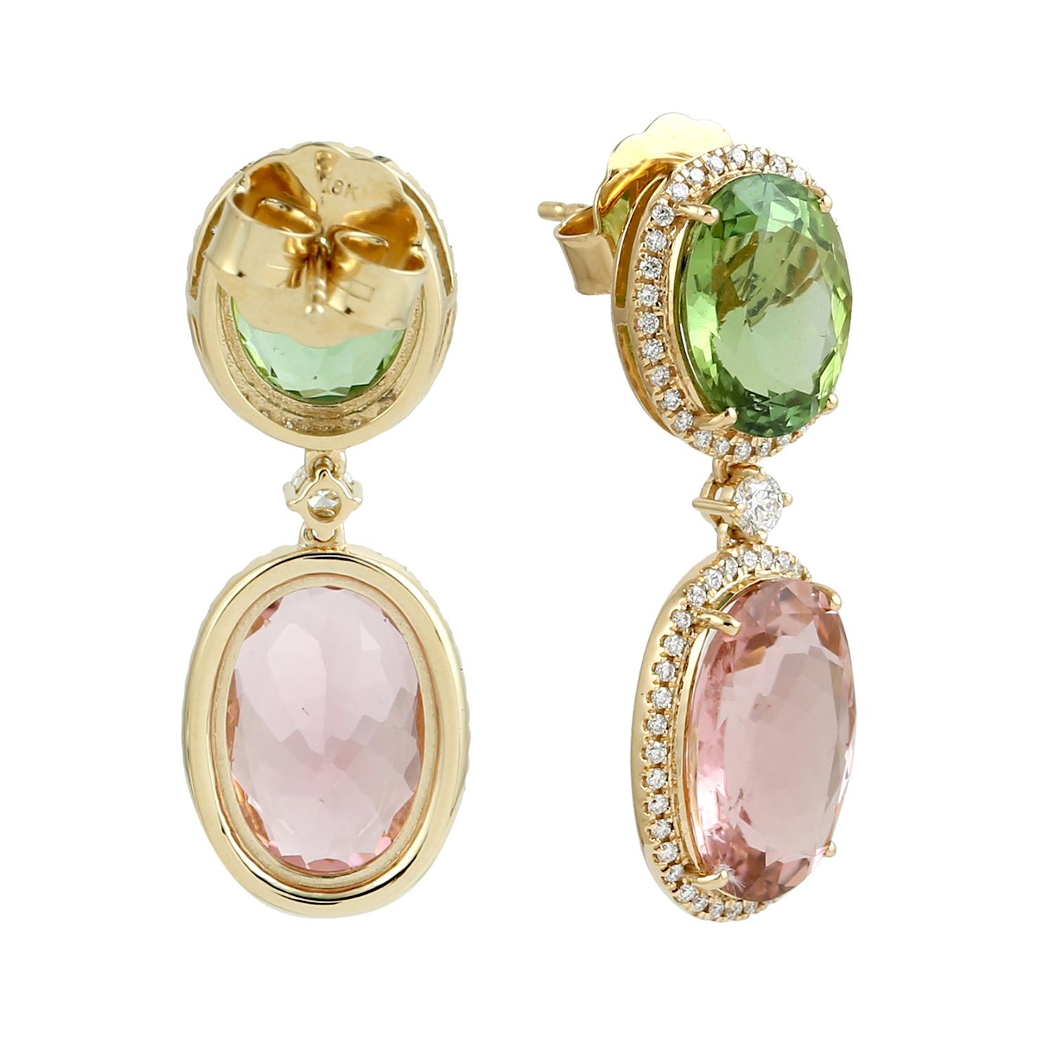 Art Déco Orecchini pendenti con tormalina verde e rosa a forma ovale e diamanti in oro 18k in vendita