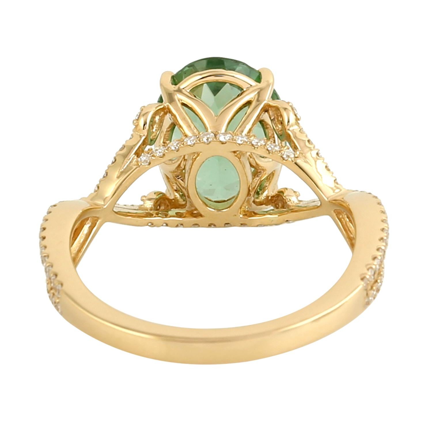 Oval Shaped Mint Tourmaline Ring With Diamonds Made In 18k Yellow Gold Art Decó en venta