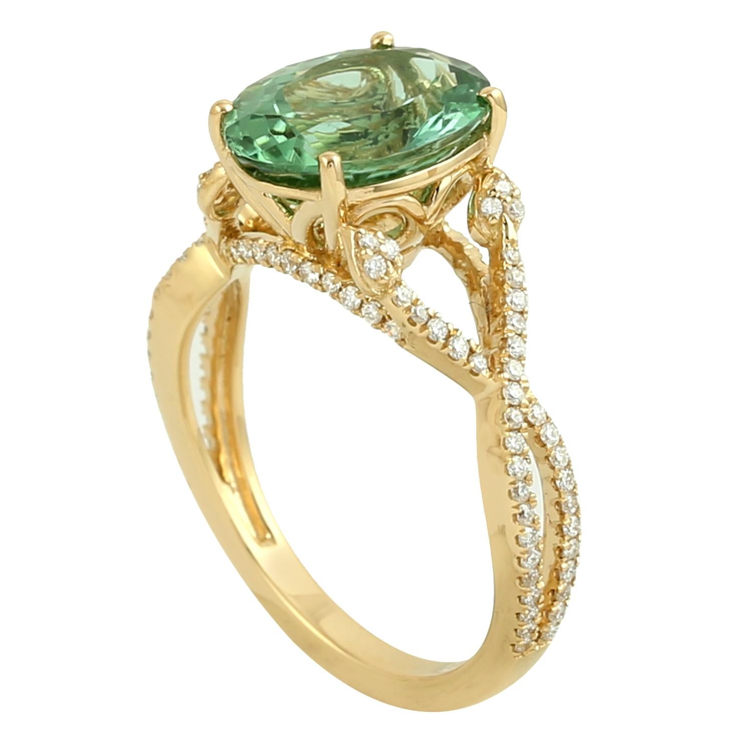 Oval Shaped Mint Tourmaline Ring With Diamonds Made In 18k Yellow Gold Corte mixto en venta