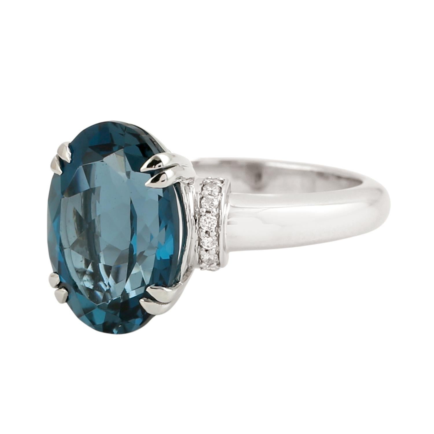 Art déco Bague en or blanc 14k ornée de topazes bleues de Londres de forme ovale et de diamants en vente