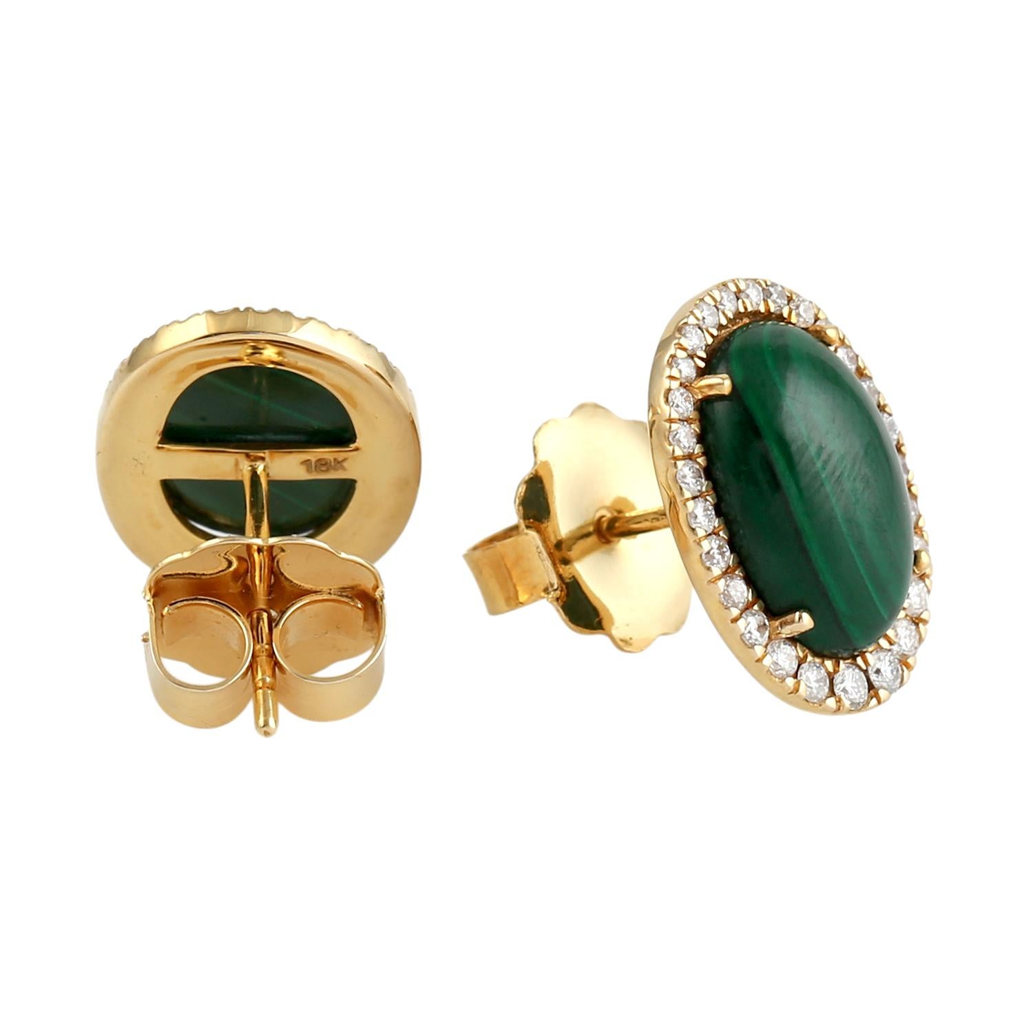 Artisan Boucles d'oreilles minimales en malachite de forme ovale rehaussées de diamants en or jaune 18 carats en vente